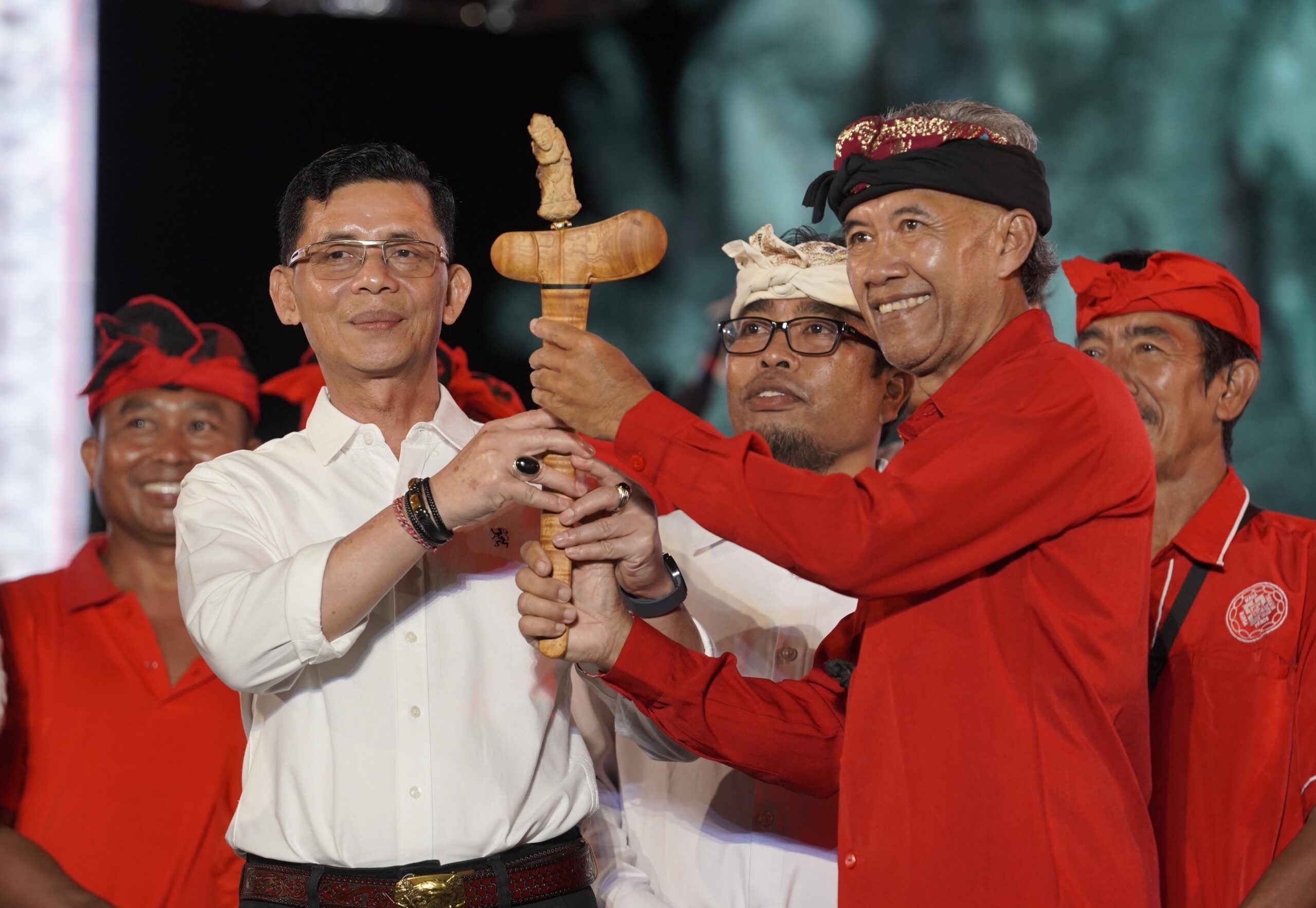 KLUNGKUNG, BALINEWS.ID – Rangkaian Festival Semarapura ke-8 Tahun 2026 resmi ditutup oleh Bupati Klungkung, I Made Satria, di panggung utama depan Monumen Ida …