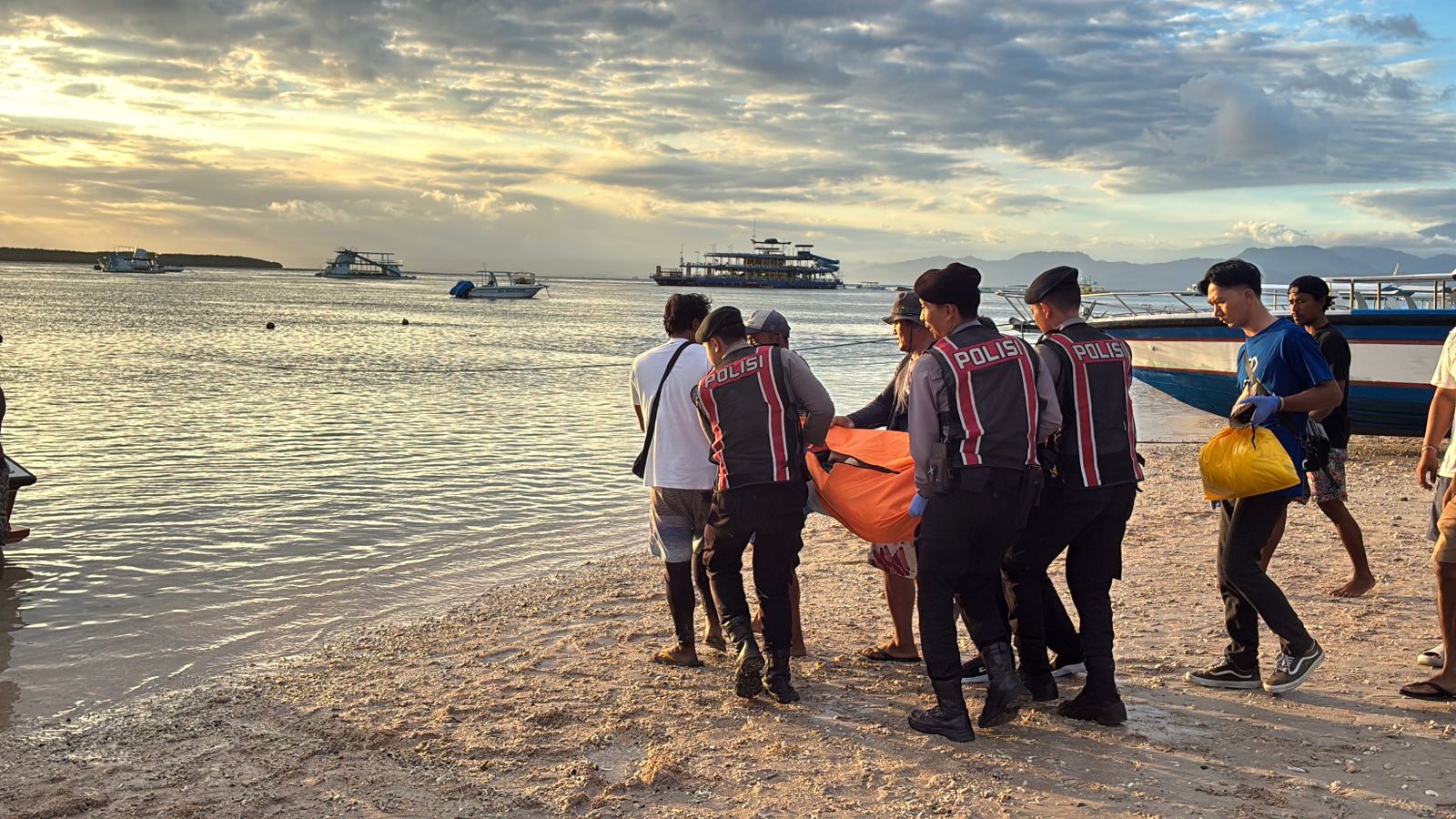 NUSA PENIDA, BALINEWS.ID – Aparat kepolisian bergerak cepat menangani kecelakaan laut yang menimpa seorang warga negara asing (WNA) di perairan Tanjung Pakaang…