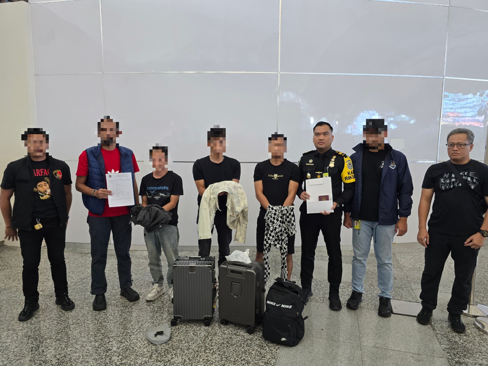 BADUNG, BALINEWS.ID – Kantor Imigrasi Ngurah Rai menggagalkan upaya pelarian tiga warga negara asing (WNA) asal Tiongkok yang diduga terlibat kasus pencurian d…