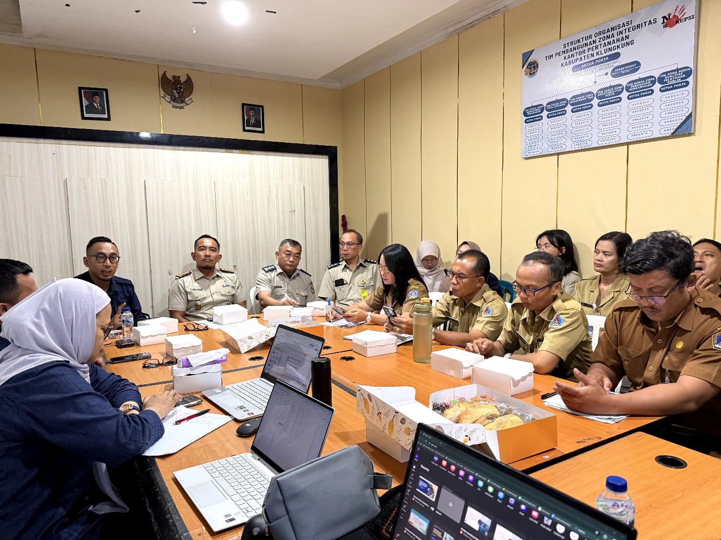 SEMARAPURA, BALINEWS.ID – Kantor Pertanahan Kabupaten Klungkung menggelar rapat koordinasi penyusunan peta tematik kawasan sebagai langkah strategis dalam mend…