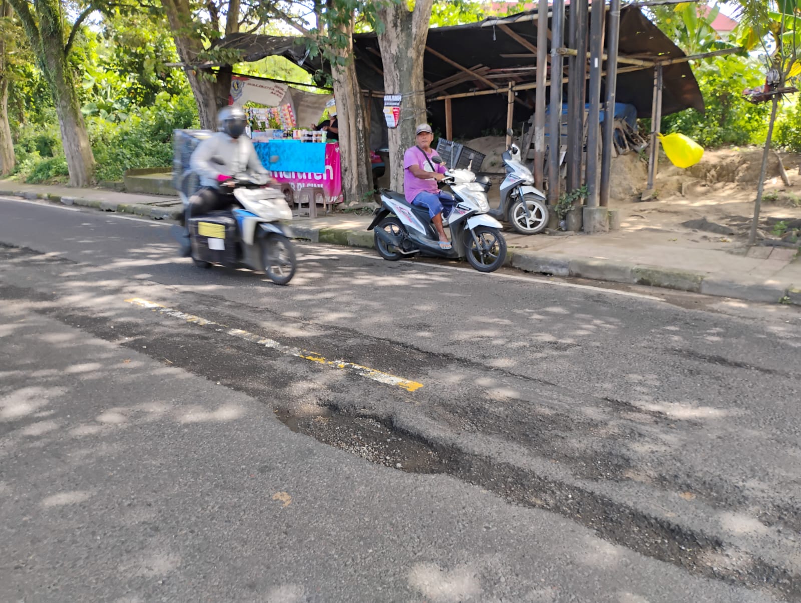 KLUNGKUNG, BALINEWS.ID – Kondisi ruas Jalan Letda Ida Bagus Puja, Takmung, Kecamatan Banjarangkan, Klungkung,  dikeluhkan warga akibat kerusakan yang semakin p…