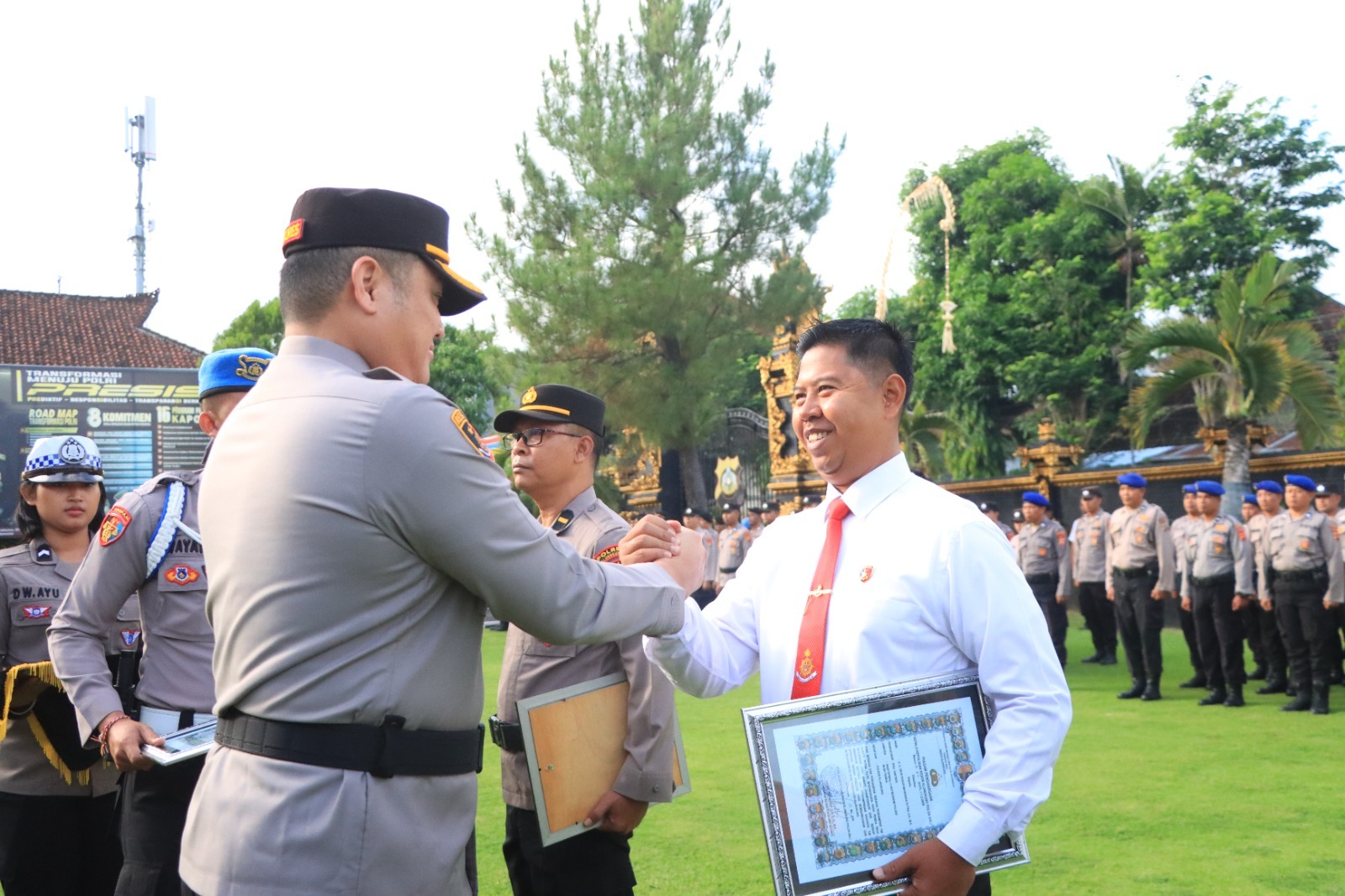 KLUNGKUNG, BALINEWS.ID – Dua personel Polsek Nusa Penida kembali menorehkan prestasi dengan menerima penghargaan dari Kapolres Klungkung AKBP Mikael Hutabarat …