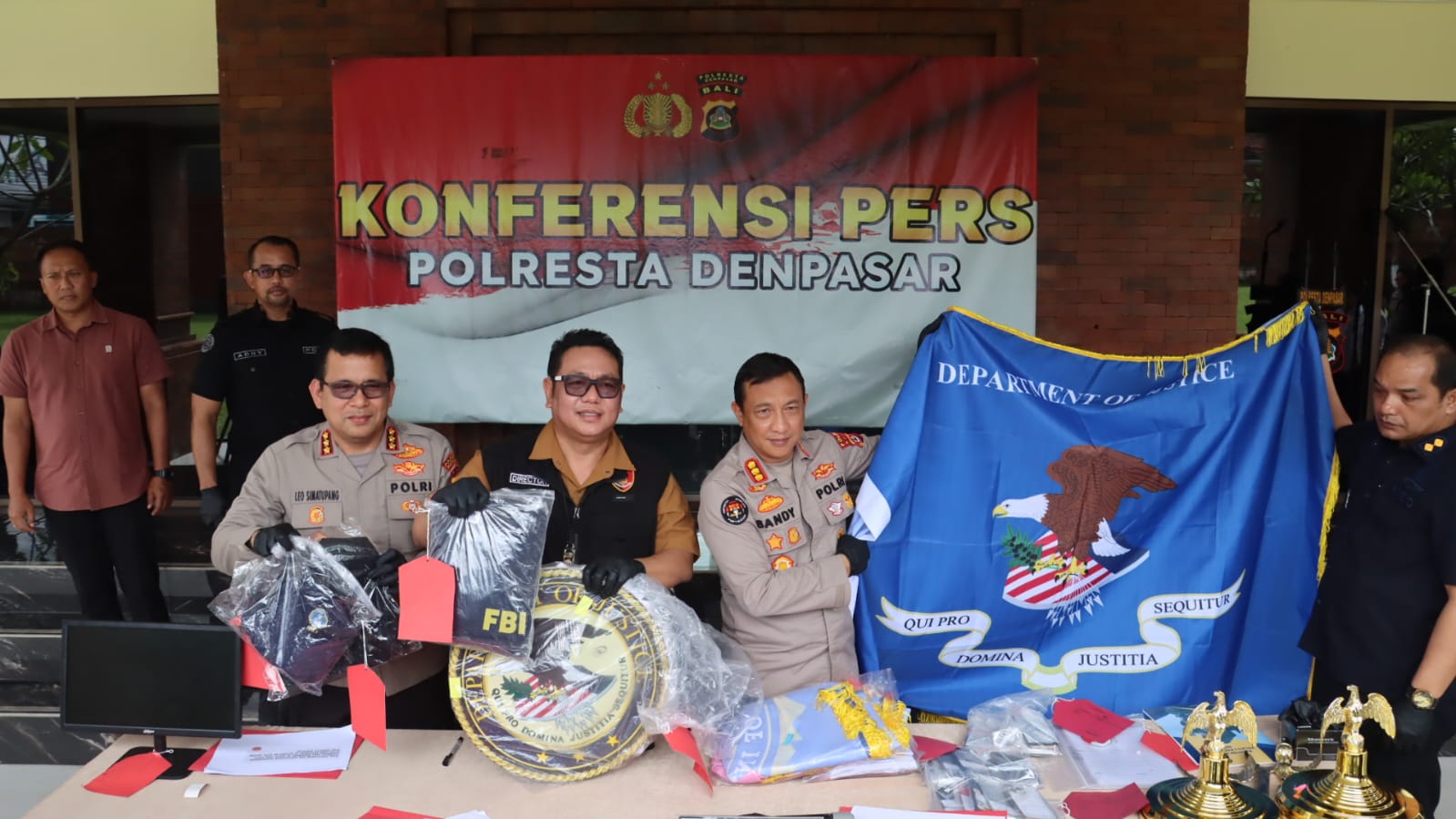 DENPASAR, BALINEWS.ID – Aparat gabungan dari Polda Bali, Polresta Denpasar, dan Polsek Kuta menggagalkan dugaan operasi scamming internasional yang tengah dipe…