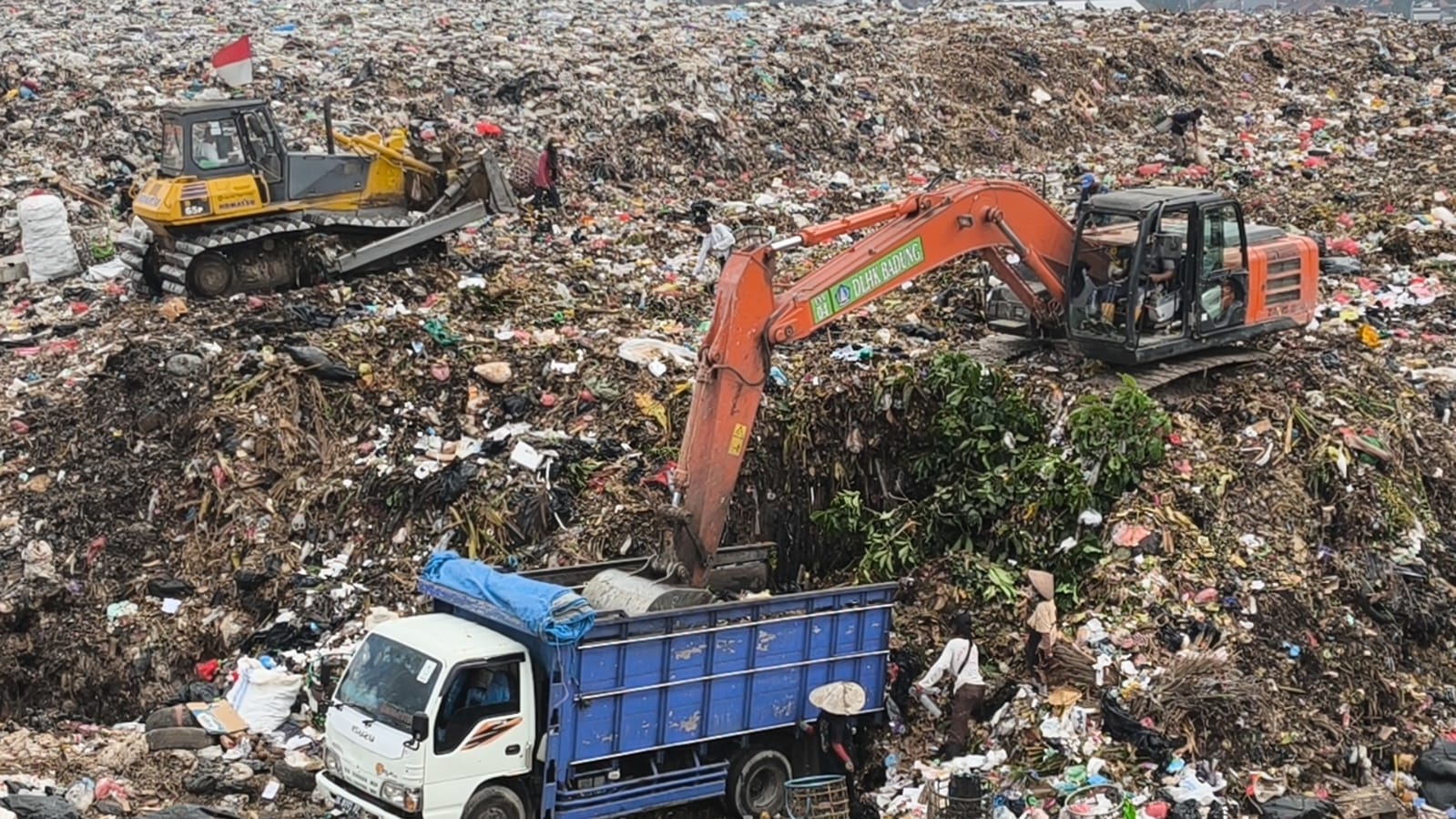 DENPASAR, BALINEWS.ID – Pelanggaran aturan pembuangan sampah kembali ditemukan di Tempat Pemrosesan Akhir (TPA) Suwung, Denpasar, Kamis (14/5/2026). Sejumlah t…