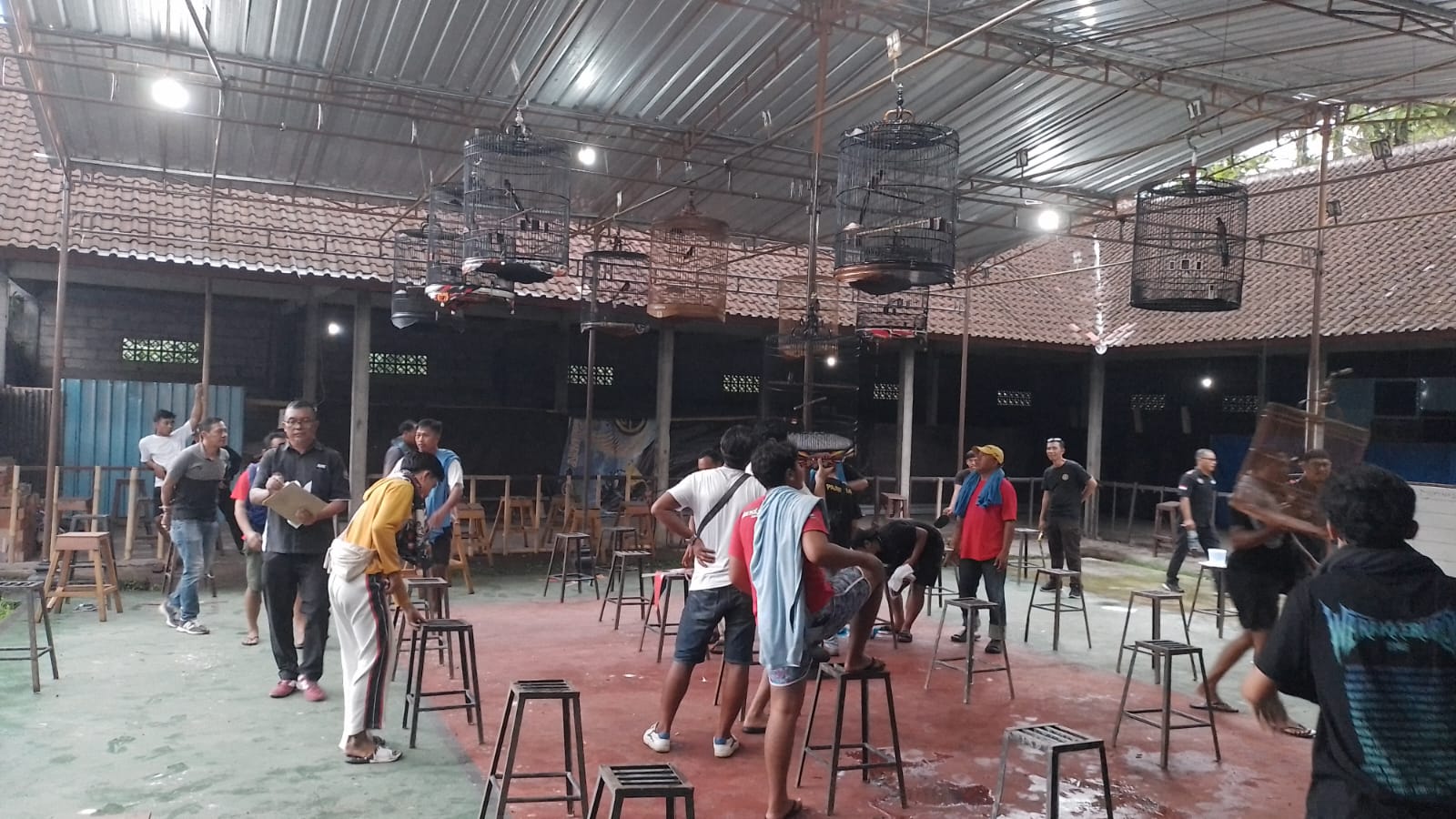KLUNGKUNG, BALINEWS.ID - Ratusan pecinta burung berkicau atau kicaumania dari berbagai daerah memadati arena Gantangan Sari Karya, Desa Akah, Kecamatan Klungku…