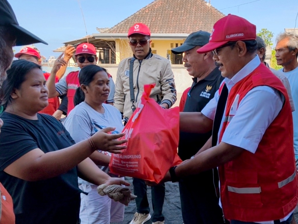 KLUNGKUNG, BALINEWS.ID – Palang Merah Indonesia Kabupaten Klungkung menyalurkan bantuan kemanusiaan kepada warga terdampak banjir rob di kawasan pesisir Mongga…