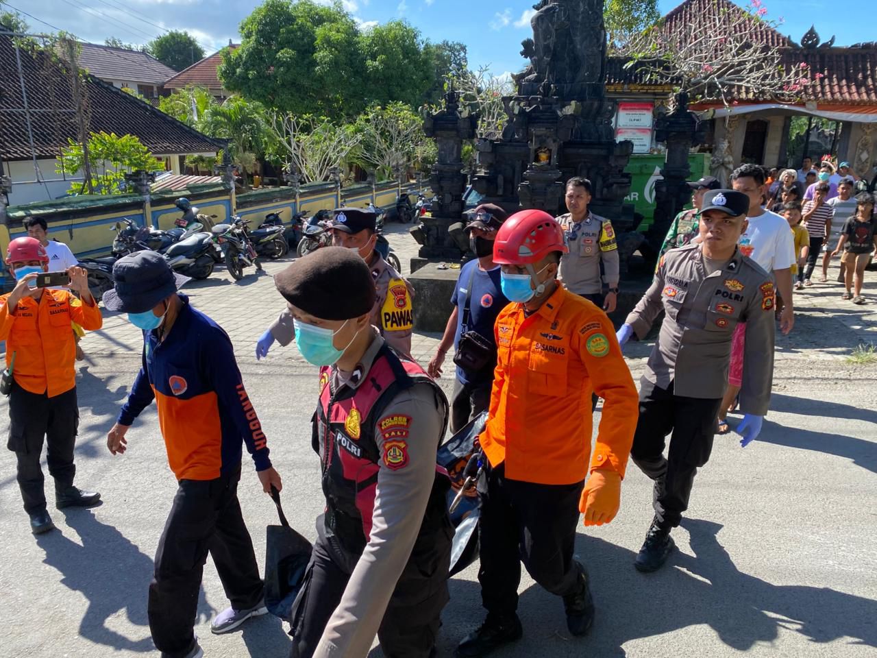 NUSA PENIDA, BALINEWS.ID – Tim SAR gabungan bersama personel Polsek Nusa Penida mengevakuasi seorang warga yang ditemukan meninggal dunia di dalam sumur di are…