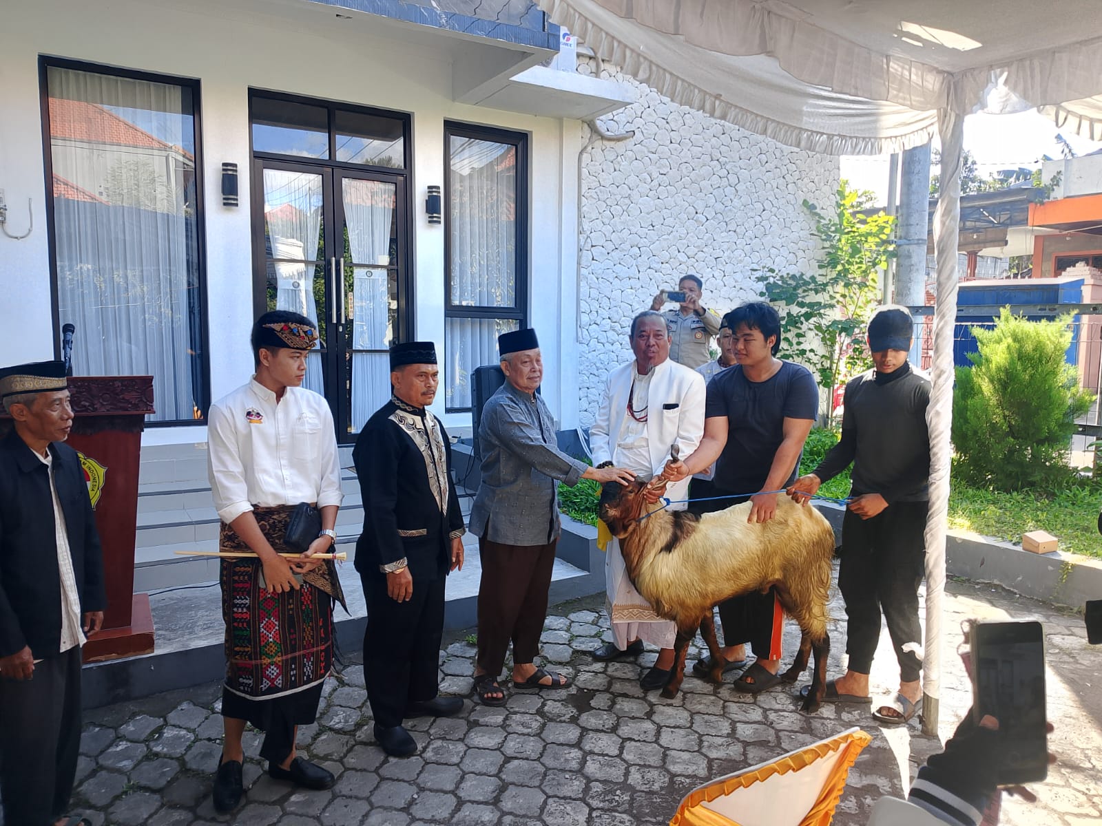 DENPASAR, BALINEWS.ID – Lembaga Dakwah Islam Indonesia (LDII) Provinsi Bali menyalurkan lebih dari 10 ribu paket daging kurban kepada masyarakat di seluruh Bal…