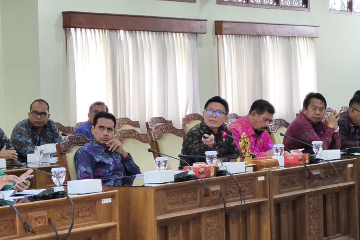 DENPASAR, BALINEWS.ID  — DPRD Bali melalui Panitia Khusus Tata Ruang, Aset Daerah, dan Perizinan (Pansus TRAP) melontarkan peringatan keras terkait dugaan rekl…