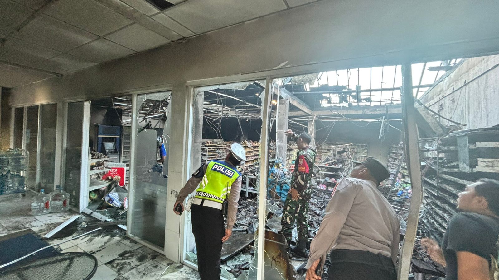 SEMARAPURA, BALINEWS.ID – Kebakaran melanda bangunan ruko yang terdiri dari tiga blok toko Indomaret dan satu blok kantor Notaris/PPAT di Jalan I Gusti Ngurah …
