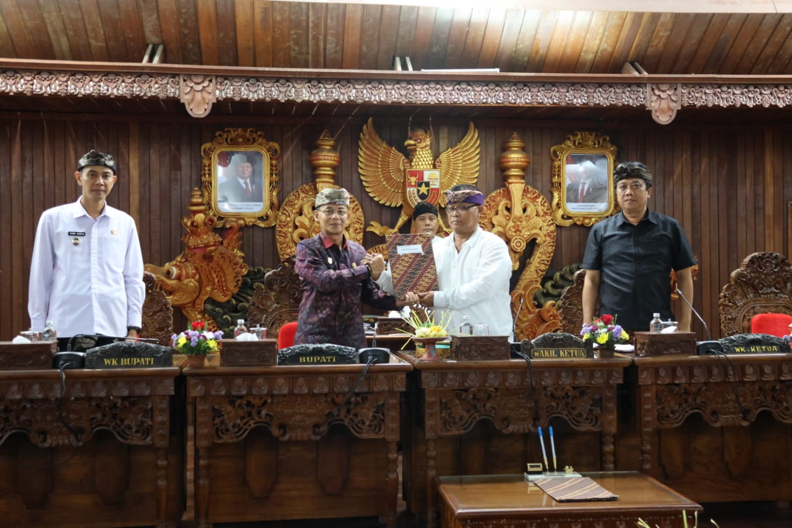 SEMARAPURA, BALINEWS.ID – Dewan Perwakilan Rakyat Daerah (DPRD) Kabupaten Klungkung bersama Pemerintah Kabupaten Klungkung resmi menetapkan dua Rancangan Perat…