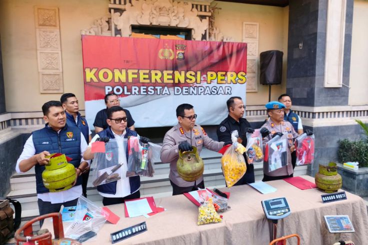 DENPASAR, BALINEWS.ID – Jajaran Polresta Denpasar membongkar praktik ilegal pengoplosan gas LPG subsidi 3 kilogram yang diduga telah berlangsung selama dua bul…