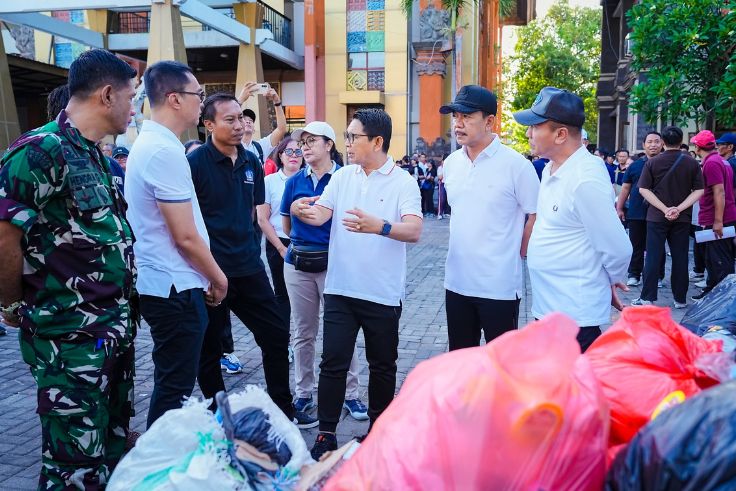 BADUNG, BALINEWS.ID – Pemerintah Kabupaten Badung terus menggencarkan pengawasan pengelolaan sampah di kawasan pariwisata. Bupati Badung I Wayan Adi Arnawa tur…