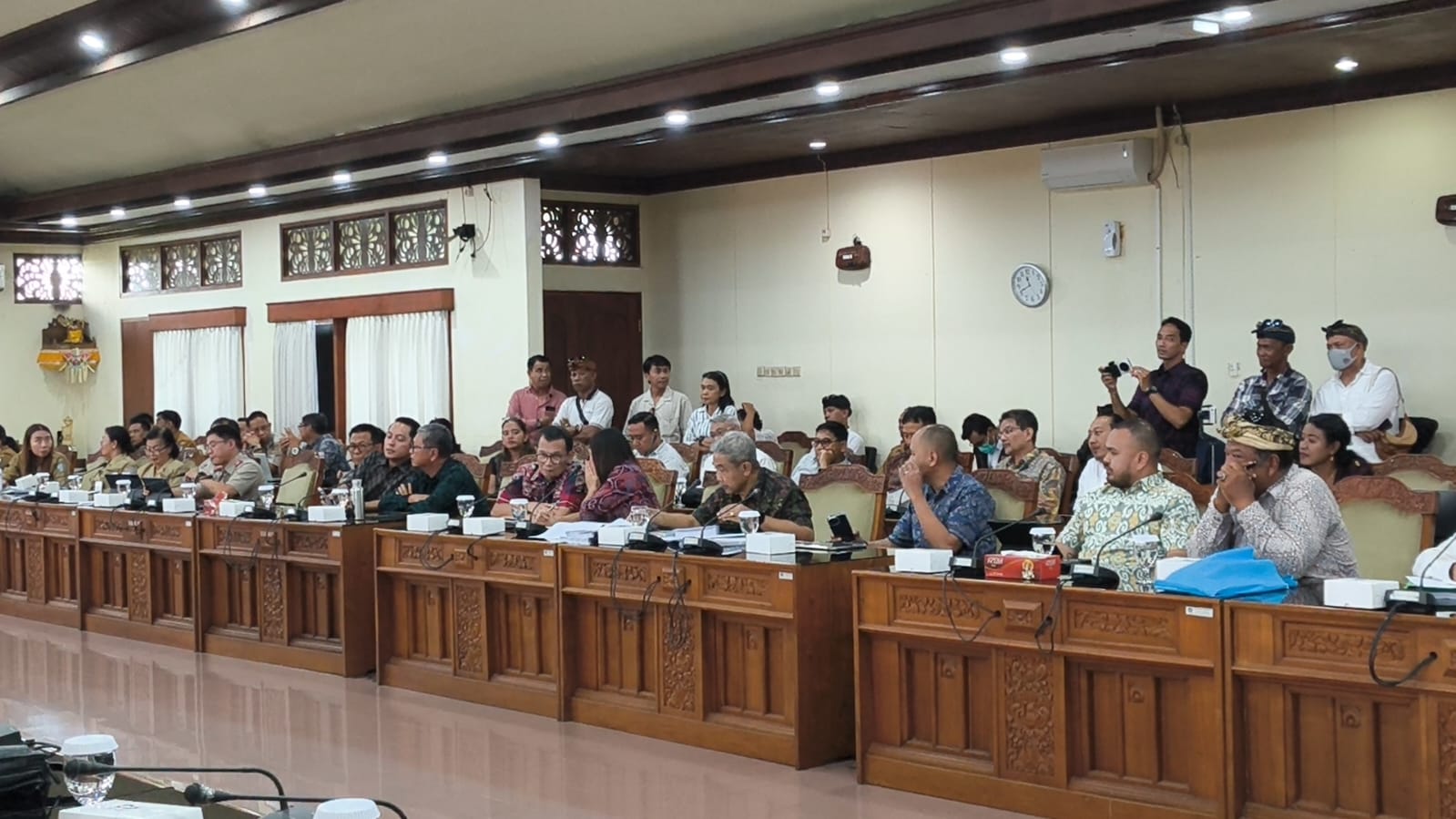 DENPASAR, BALINEWS.ID  - Panitia Khusus (Pansus) Tata Ruang, Aset Daerah dan Perizinan (TRAP) Provinsi Bali menggelar Rapat Dengar Pendapat (RDP) serta pendala…