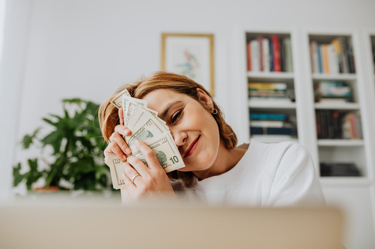 INTERMESO, BALINEWS.ID - Belakangan ini istilah passive income dan side hustle makin sering berseliweran di media sosial. Ada yang bilang harus punya passive i…