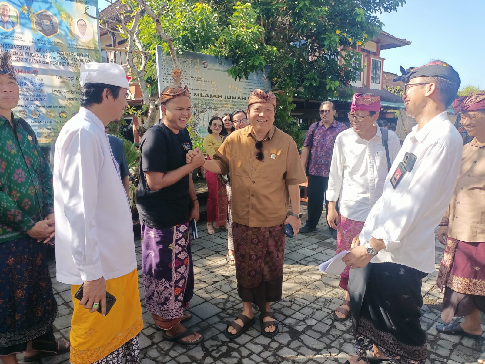 GIANYAR, BALINEWS.ID - Filosofi kearifan lokal Bali “Eda Ngaden Awak Bisa” dinilai memiliki nilai penting dalam membangun karakter generasi muda di tengah dera…