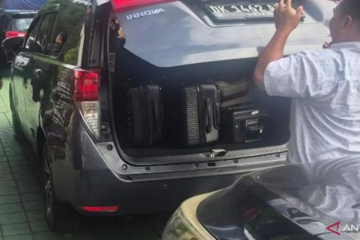 DENOASAR, BALINEWS.ID – Komisi Pemberantasan Korupsi (KPK) menggeledah Kantor Imigrasi Kelas I TPI Denpasar, Bali, selama sekitar tujuh jam pada Jumat (19/6/20…