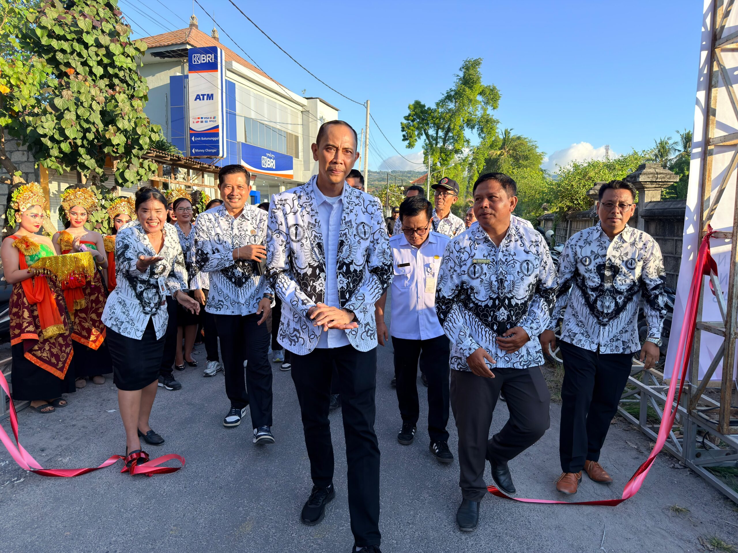 KLUNGKUNG, BALINEWS.ID – Wakil Bupati Klungkung, Tjokorda Gde Surya Putra, membuka Pameran Pendidikan dan Pentas Seni Tahun 2026 di GOR Sampalan, Kecamatan Nus…