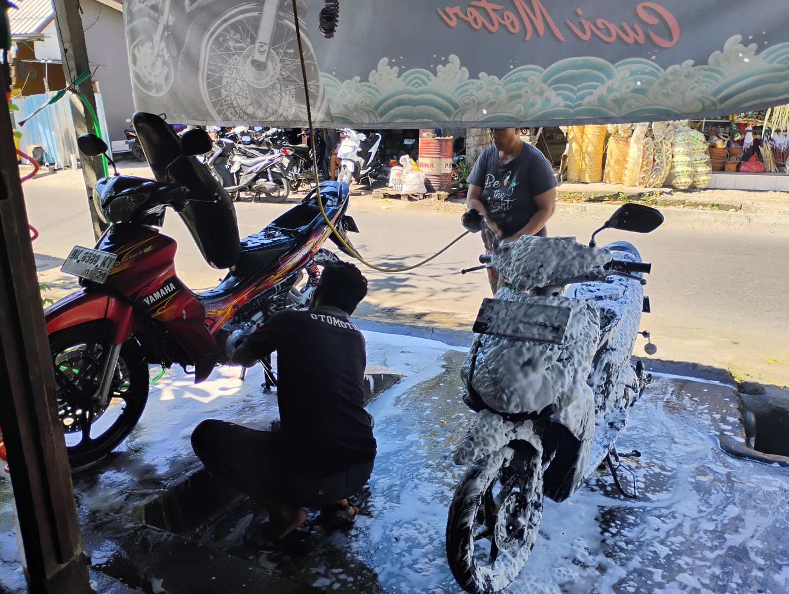 GIANYAR, BALINEWS.ID – Di tengah berbagai tantangan ekonomi pascapandemi, pasangan suami istri, I Wayan Sukadana (51) dan Ni Nyoman Sueni (51), berhasil memper…