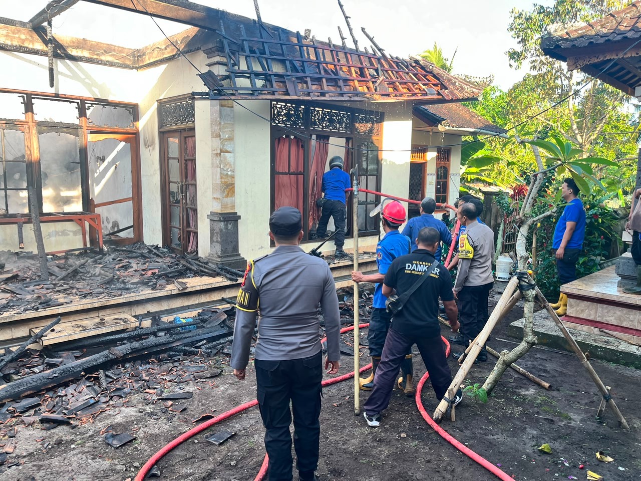 KLUNGKUNG, BALINEWS.ID – Sebuah rumah milik warga di Dusun Tengah, Desa Timuhun, Kecamatan Banjarangkan, Kabupaten Klungkung, mengalami kebakaran pada Senin (9…