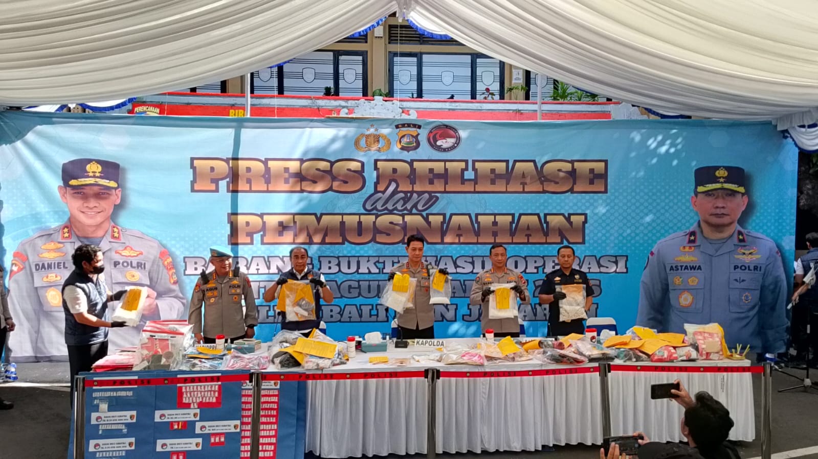 DENPASAR, BALINEWS.ID – Direktorat Reserse Narkoba (Ditresnarkoba) Polda Bali menggagalkan upaya penyelundupan narkotika jaringan internasional yang diduga dil…