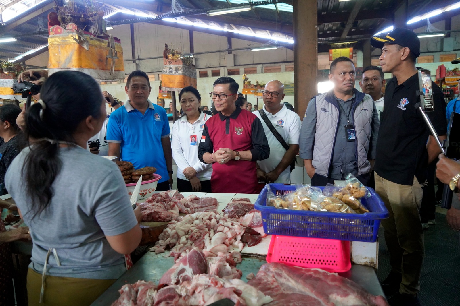 KLUNGKUNG, BALINEWS.ID – Menjelang Hari Raya Galungan, Pemerintah Kabupaten Klungkung memastikan ketersediaan bahan pokok di pasaran masih aman dan harga relat…