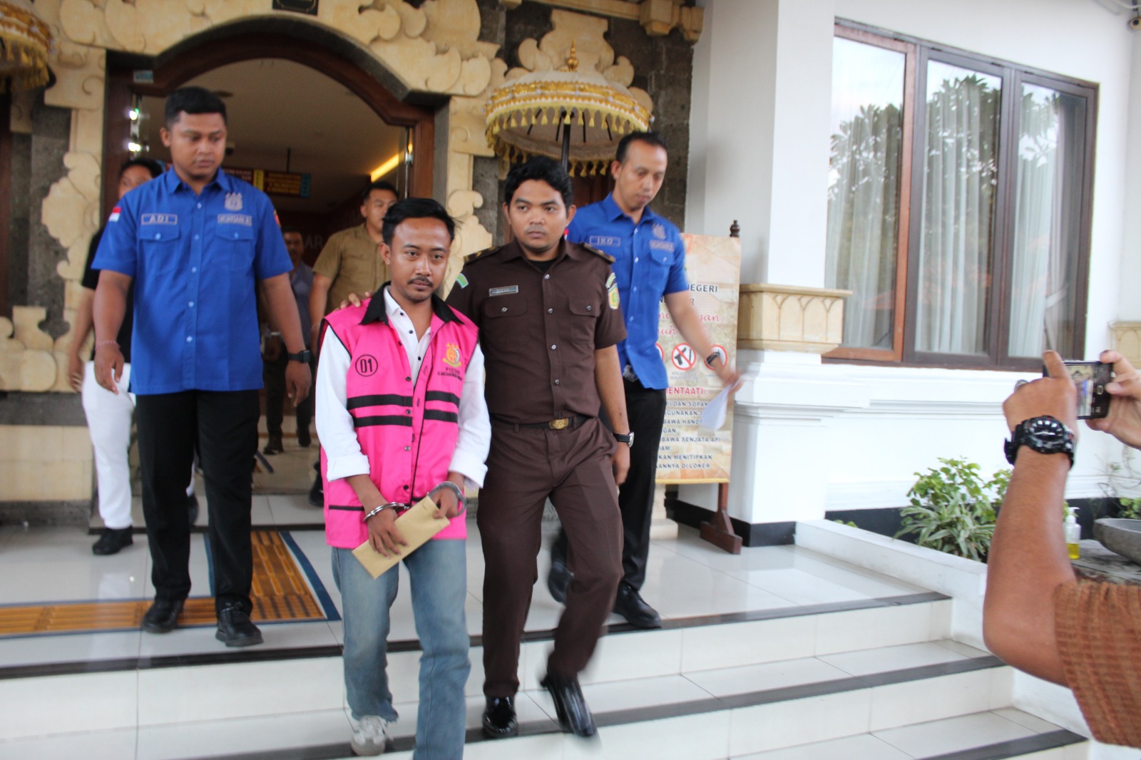 DENPASAR, BALINEWS.ID – Kejaksaan Negeri Denpasar menetapkan bendahara Badan Usaha Milik Desa (BUMDes) Agung Karya, Desa Peguyangan Kangin, Kota Denpasar, beri…