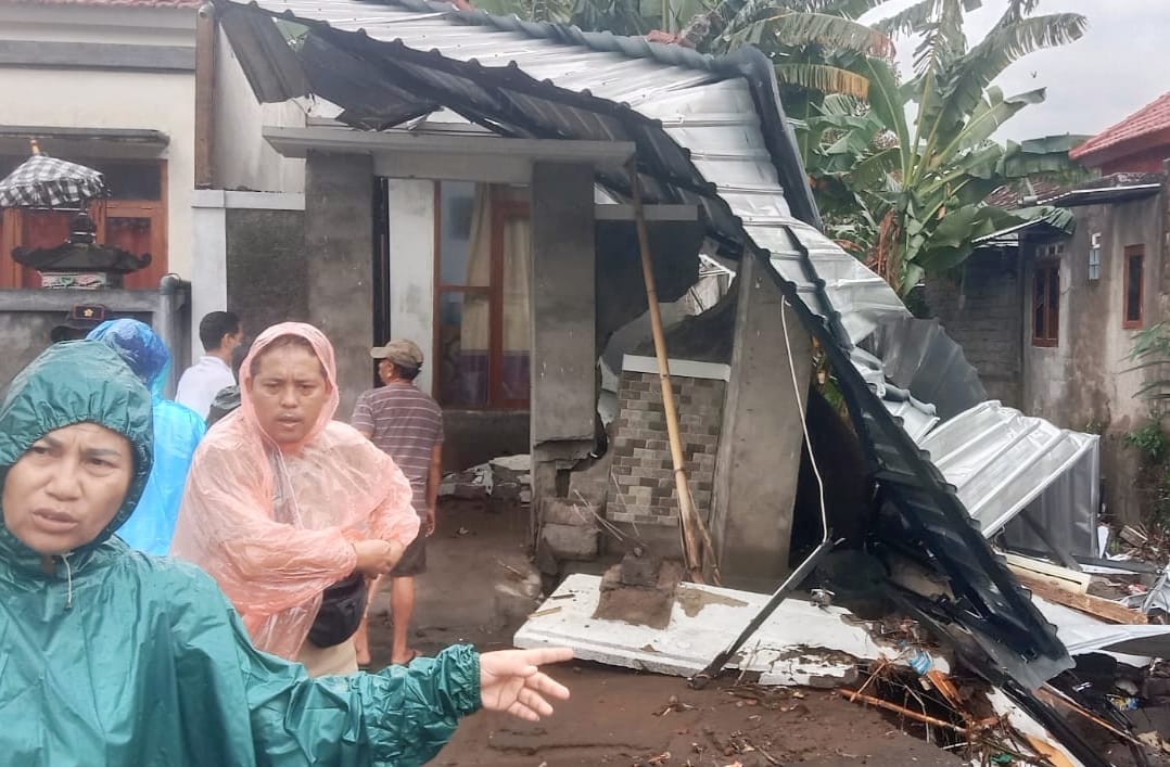 SINGARAJA, BALINEWS.ID – Bencana banjir yang melanda Desa Baktiseraga, Kecamatan Buleleng, Jumat (12/6/2026), mengakibatkan seorang mahasiswa dilaporkan hanyut…