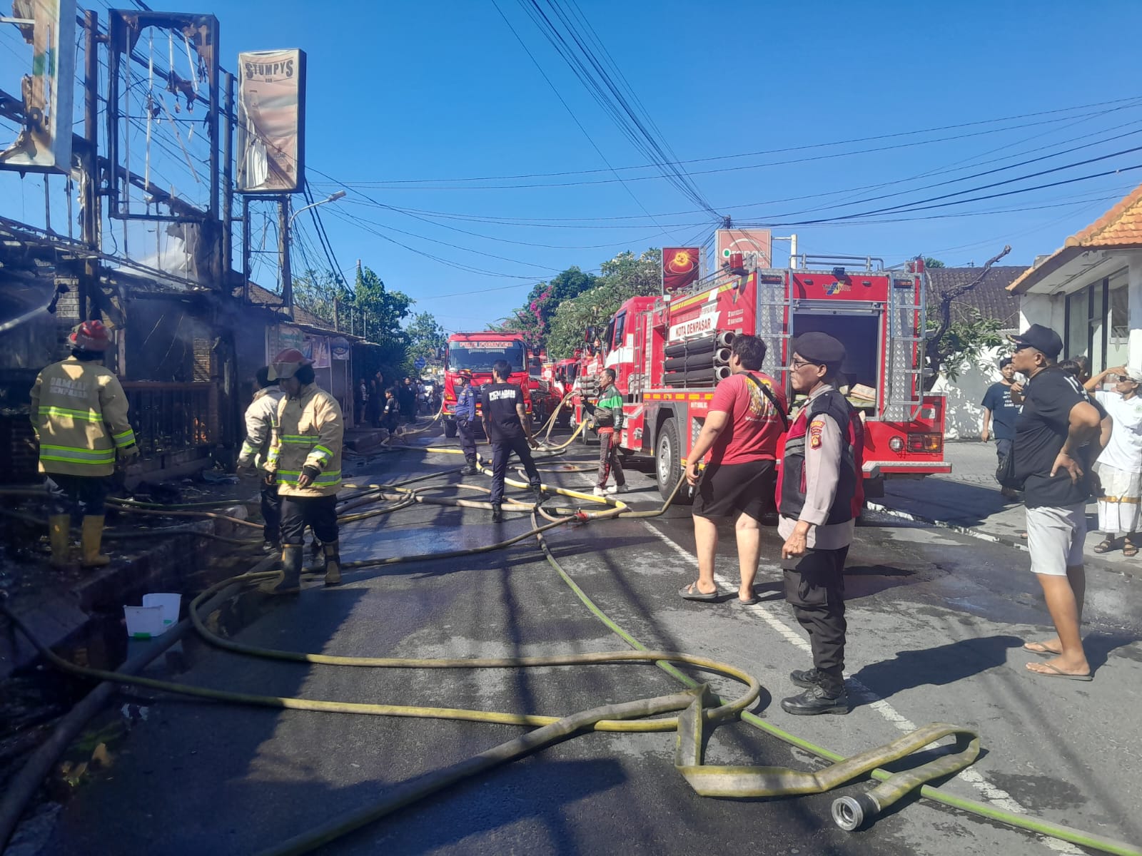 DENPASAR, BALINEWS.ID – Kebakaran hebat melanda satu blok bangunan usaaha di Jalan Danau Poso Nomor 30, Desa Sanur Kauh, Kecamatan Denpasar Selatan, Minggu (14…