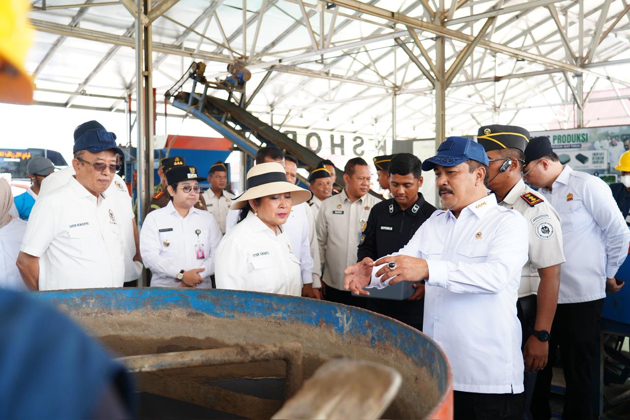 CILACAP, BALINEWS.ID – Ketua Komisi IV DPR RI, Titiek Soeharto mengapresiasi transformasi kawasan Pemasyarakatan Nusakambangan yang kini berkembang menjadi sen…
