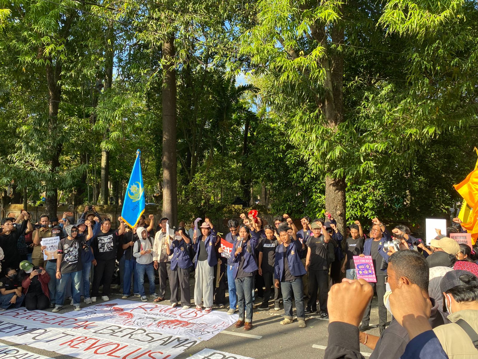 DENPASAR, BALINEWS.ID – Ratusan mahasiswa yang tergabung dalam berbagai organisasi kemahasiswaan dan kepemudaan menggelar demonstrasi bertajuk Aksi Bali Berger…