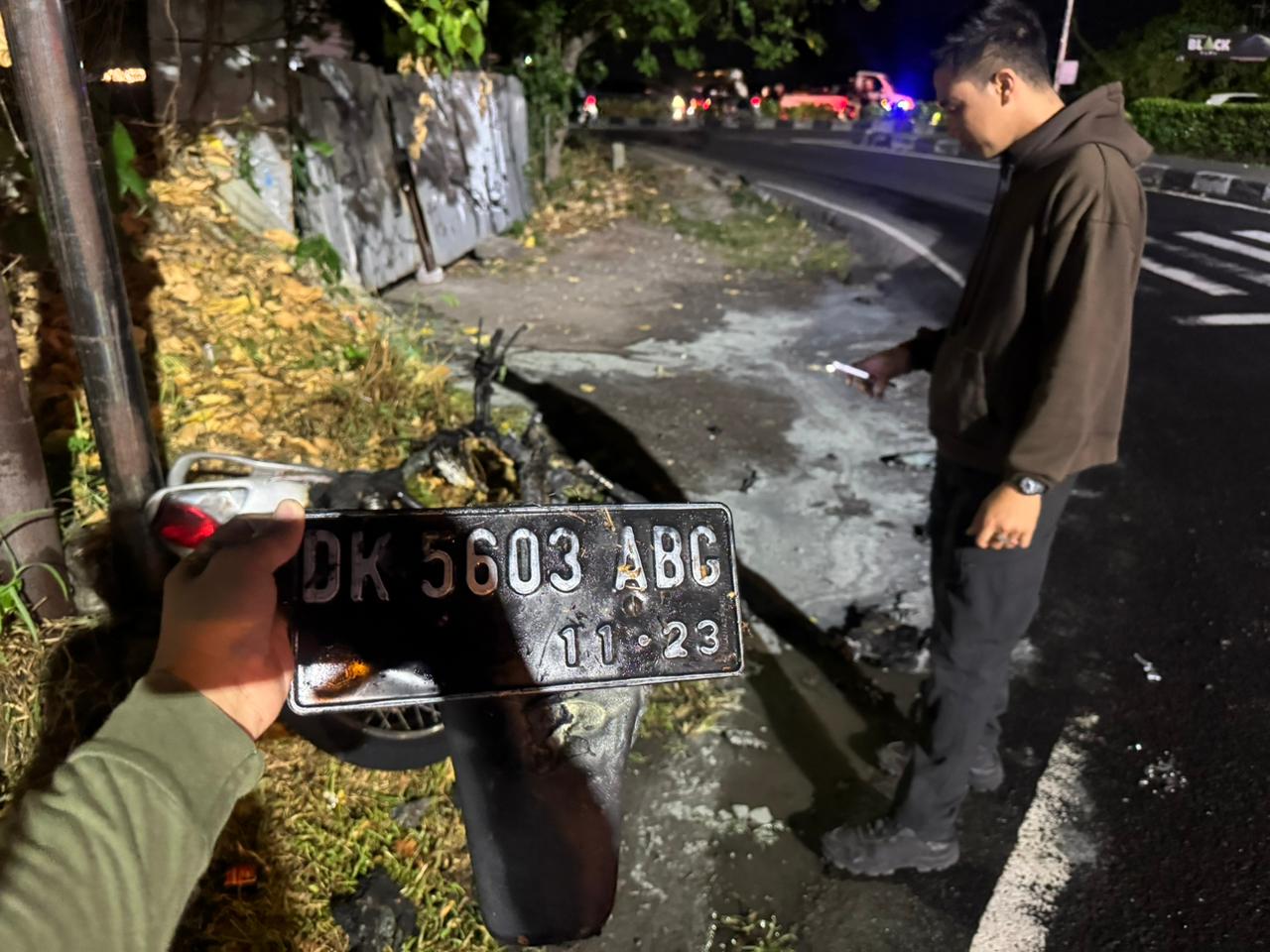 DENPASAR, BALINEWS.ID – Sebuah sepeda motor milik PT Semangat Dapur Bersama ludes terbakar di Jalan Imam Bonjol, tepatnya di Simpang Buagan, Desa Pemecutan Klo…