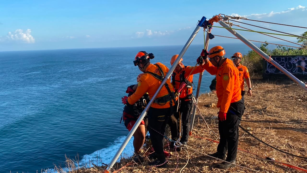BADUNG, BALINEWS.ID – Tiga buruh proyek sempat terjebak akibat air laut pasang di bawah tebing kawasan Pura Uluwatu, Desa Pecatu, Kecamatan Kuta Selatan, Kabup…