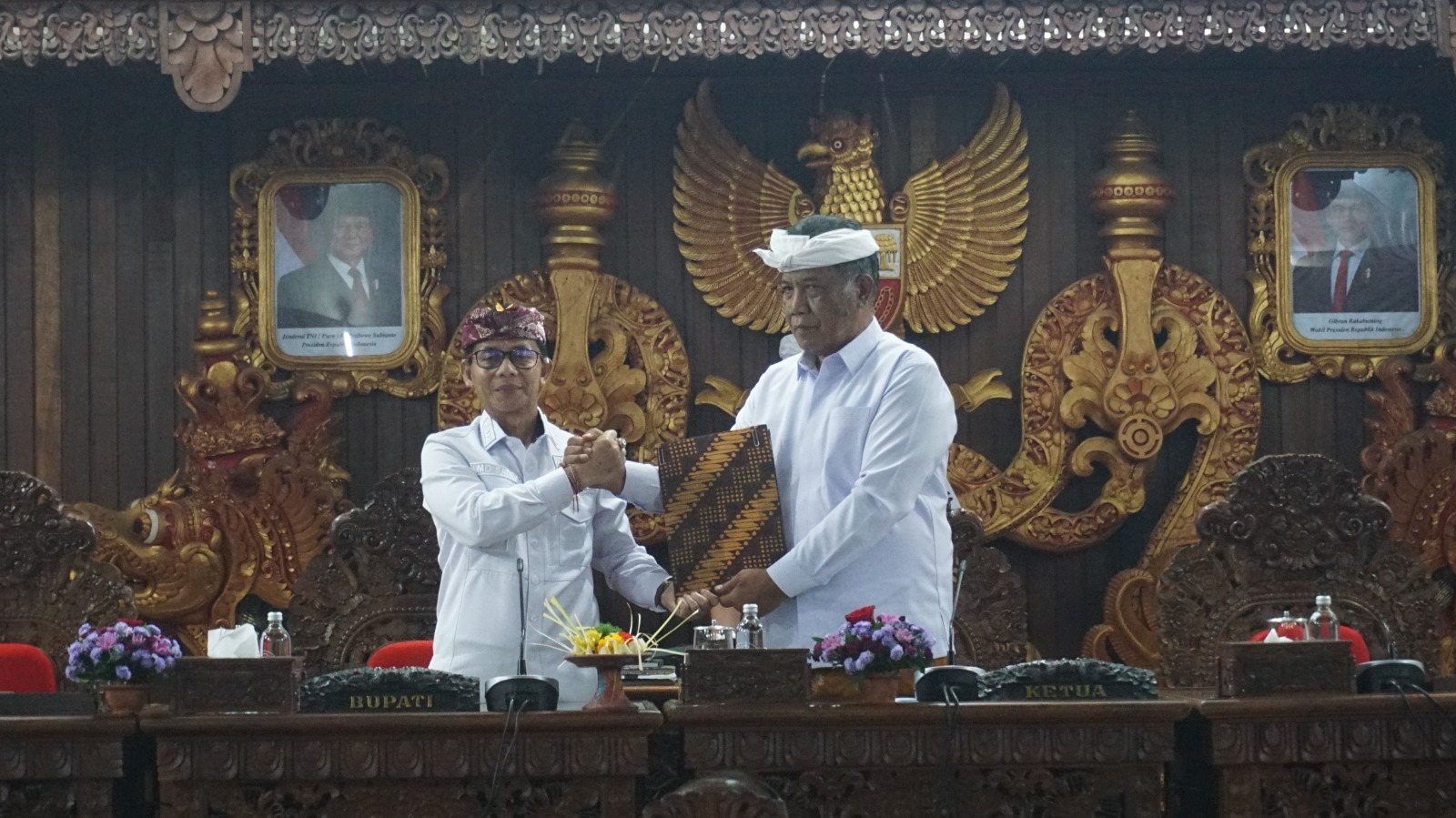 KLUNGKUNG, BALI EXPRESS – Ketua DPRD Kabupaten Klungkung, Anak Agung Gde Anom, menegaskan pentingnya keseriusan Pemerintah Kabupaten Klungkung dalam menindakla…