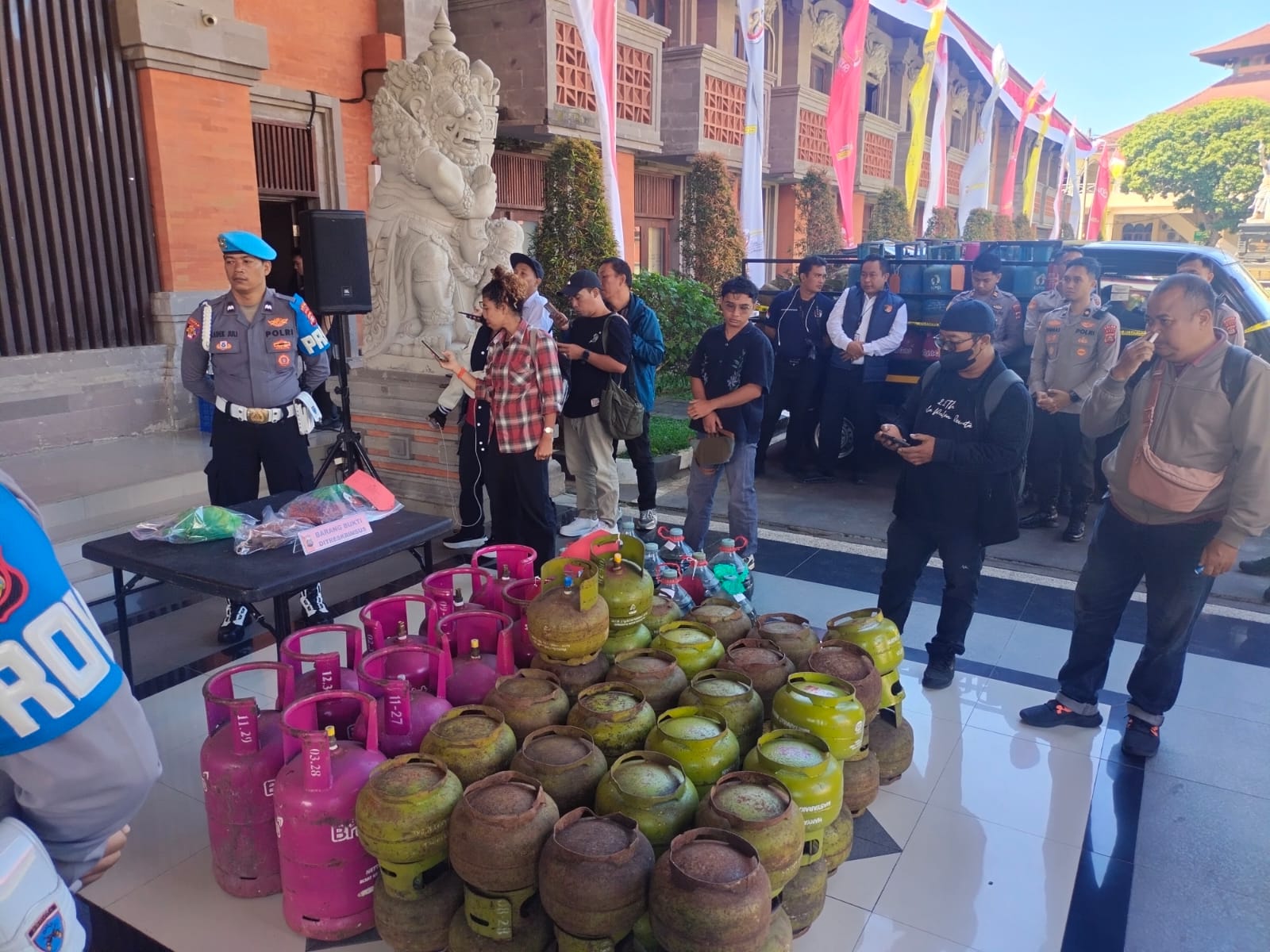 DENPASAR, BALINEWS.ID – Direktorat Reserse Kriminal Khusus (Ditreskrimsus) Polda Bali bersama jajaran Polres berhasil mengungkap delapan kasus penyalahgunaan b…