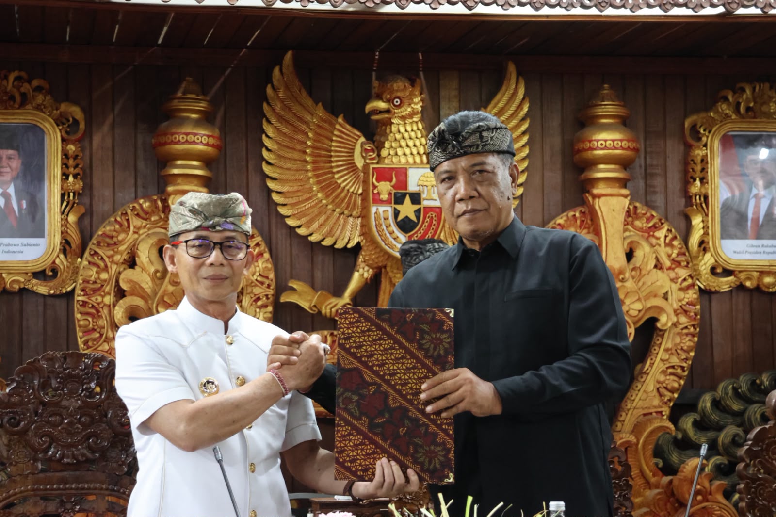 SEMARAPURA, BALINEWS.ID – Ketua DPRD Kabupaten Klungkung, A.A. Gede Anom memimpin rapat paripurna DPRD Kabupaten Klungkung yang membahas penetapan Rancangan Pe…