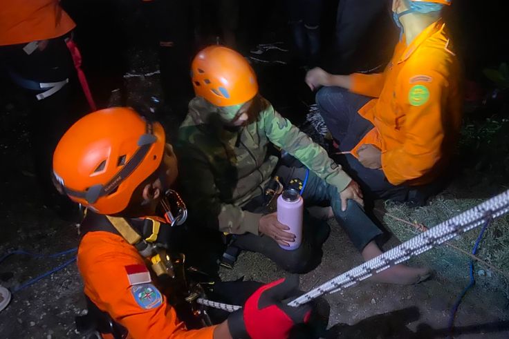 BADUNG, BALINEWS.ID  – Aksi heroik seorang pria menyelamatkan seekor anjing yang terjebak di kawasan tebing Pantai Pandawa, Kecamatan Kuta Selatan, hingga memb…