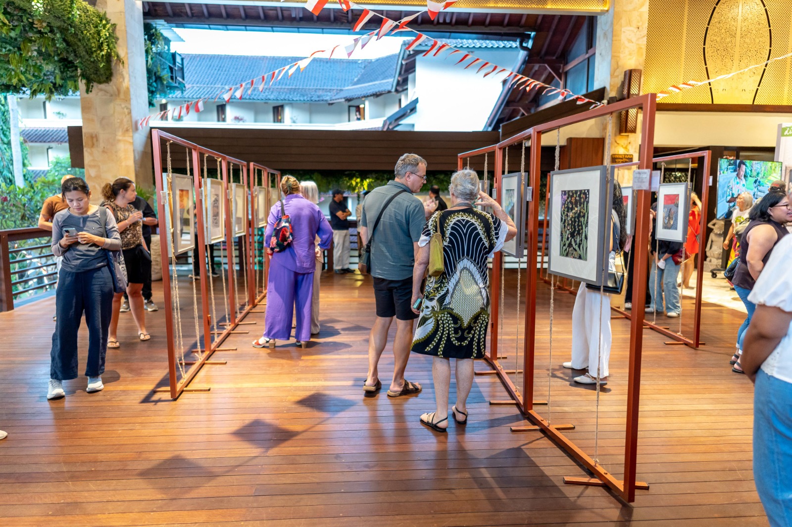 BADUNG, BALINEWS.ID – Discovery Kartika Plaza Hotel Bali menggelar pameran seni bertajuk Instilling Batuan yang menampilkan karya dua seniman Bali, I Made Griy…