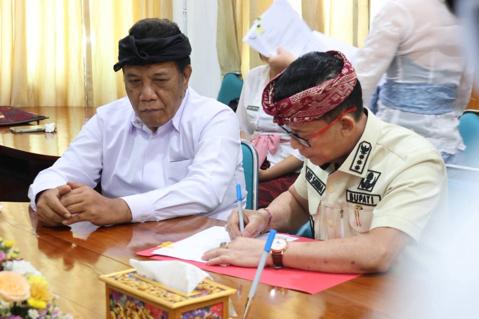 SEMARAPURA, BALINEWS.ID – Ketua DPRD Kabupaten Klungkung, Anak Agung Gde Anom, menghadiri penandatanganan Perjanjian Pinjaman Daerah tahap II senilai Rp18 mili…