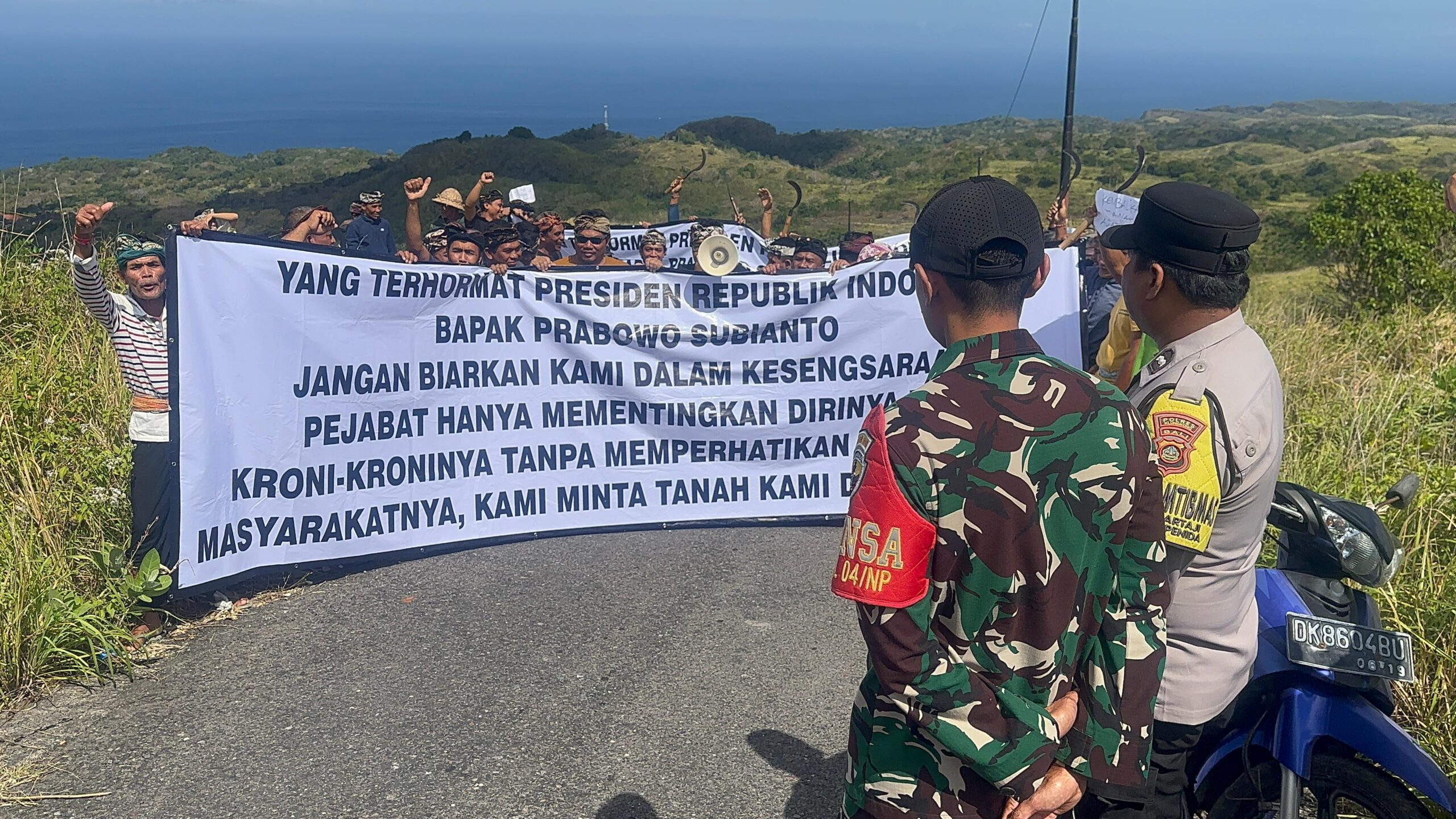 NUSA PENIDA, BALINEWS.ID - Sejumlah krama Desa Adat Sekartaji, Desa Sekartaji, Kecamatan Nusa Penida, Klungkung menyampaikan aspirasi pada Minggu (5/6/2026) se…