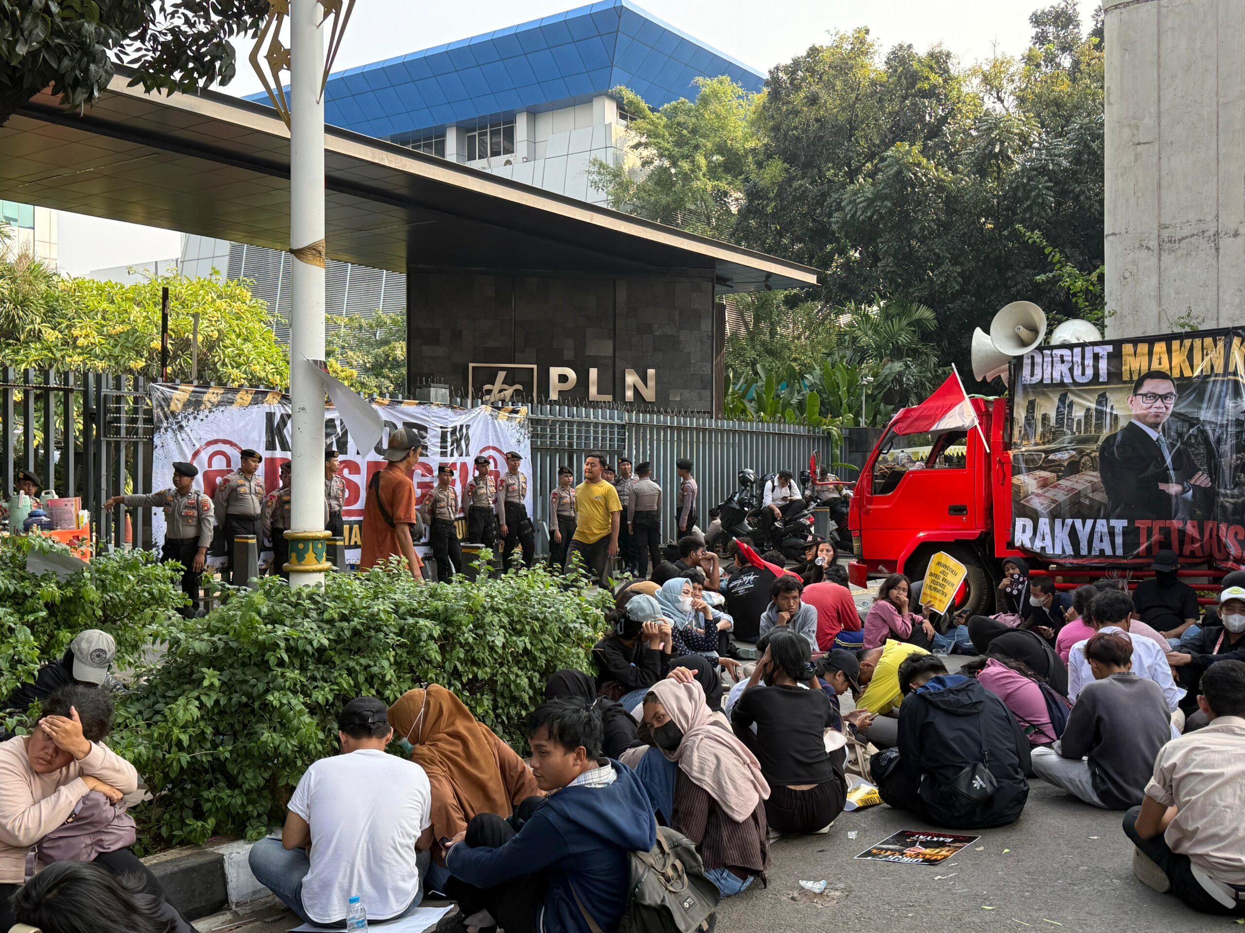 JAKARTA, BALINEWS.ID – Ratusan massa yang mengatasnamakan Front Pemuda Kalimantan & Sumatera menggelar aksi unjuk rasa di depan Kantor Pusat PT PLN (Persero), …