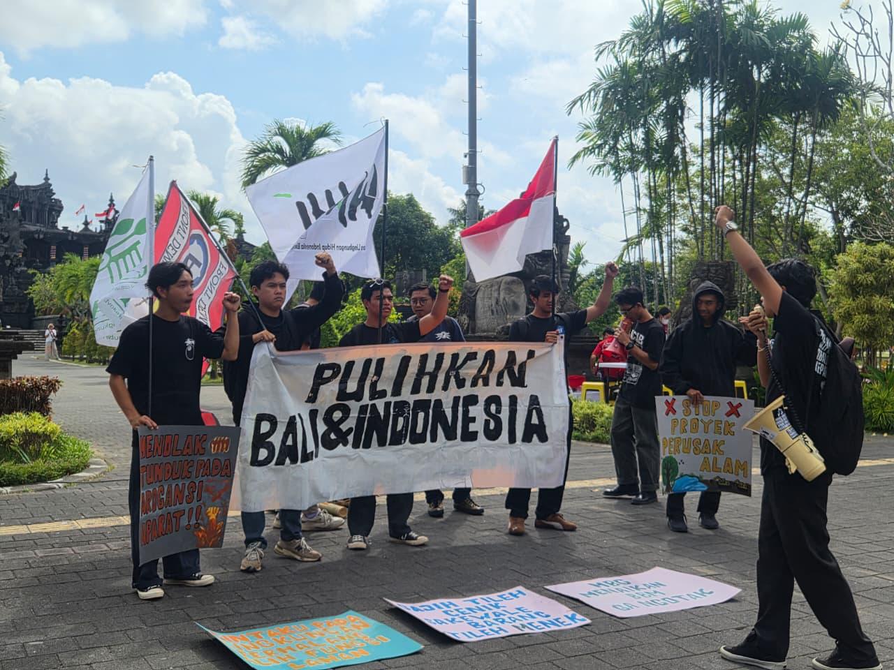 DENPASAR, BALINEWS.ID –Tiga organisasi pejuang hak asasi manusia (HAM) dan lingkungan hidup menggelar aksi simbolik bertajuk "Grubug Agung, Pulihkan Bali dan I…