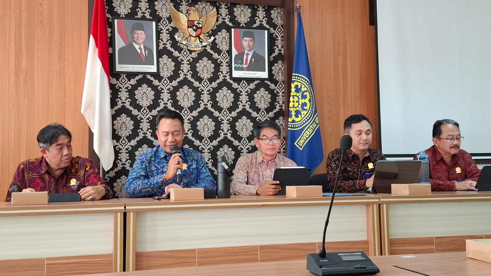 DENPASAR, BALINEWS.ID – Universitas Udayana (Unud) meningkatkan kuota penerima Beasiswa Satu Keluarga Satu Sarjana (SKSS) menjadi 250 mahasiswa pada tahun ajar…