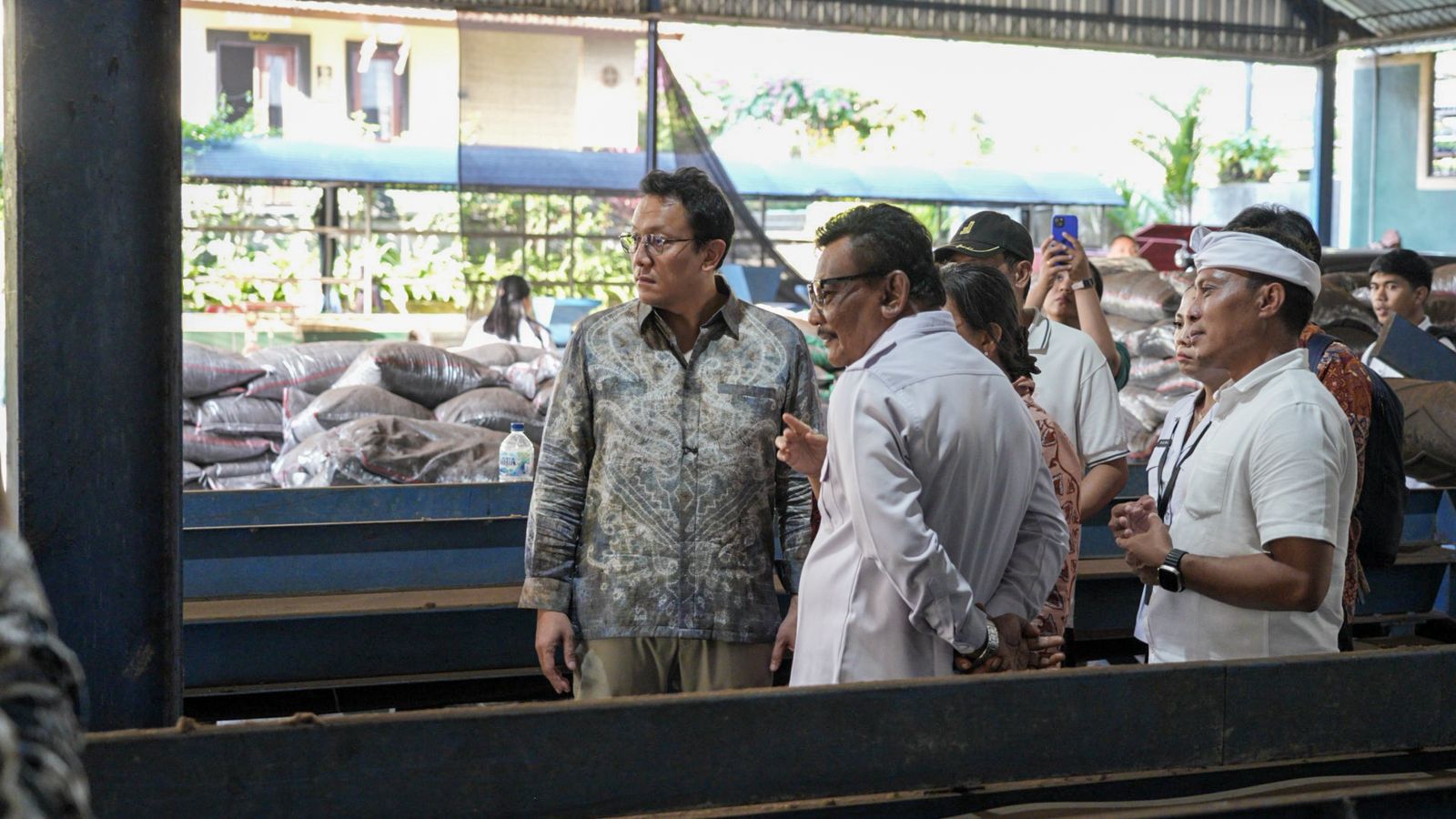 BADUNG, BALINEWS.ID - Wakil Menteri Lingkungan Hidup Diaz Hendropriyono, mengapresiasi keberhasilan TPS3R Sapuh Jagat di Desa Gulingan, Kecamatan Mengwi, Kabup…