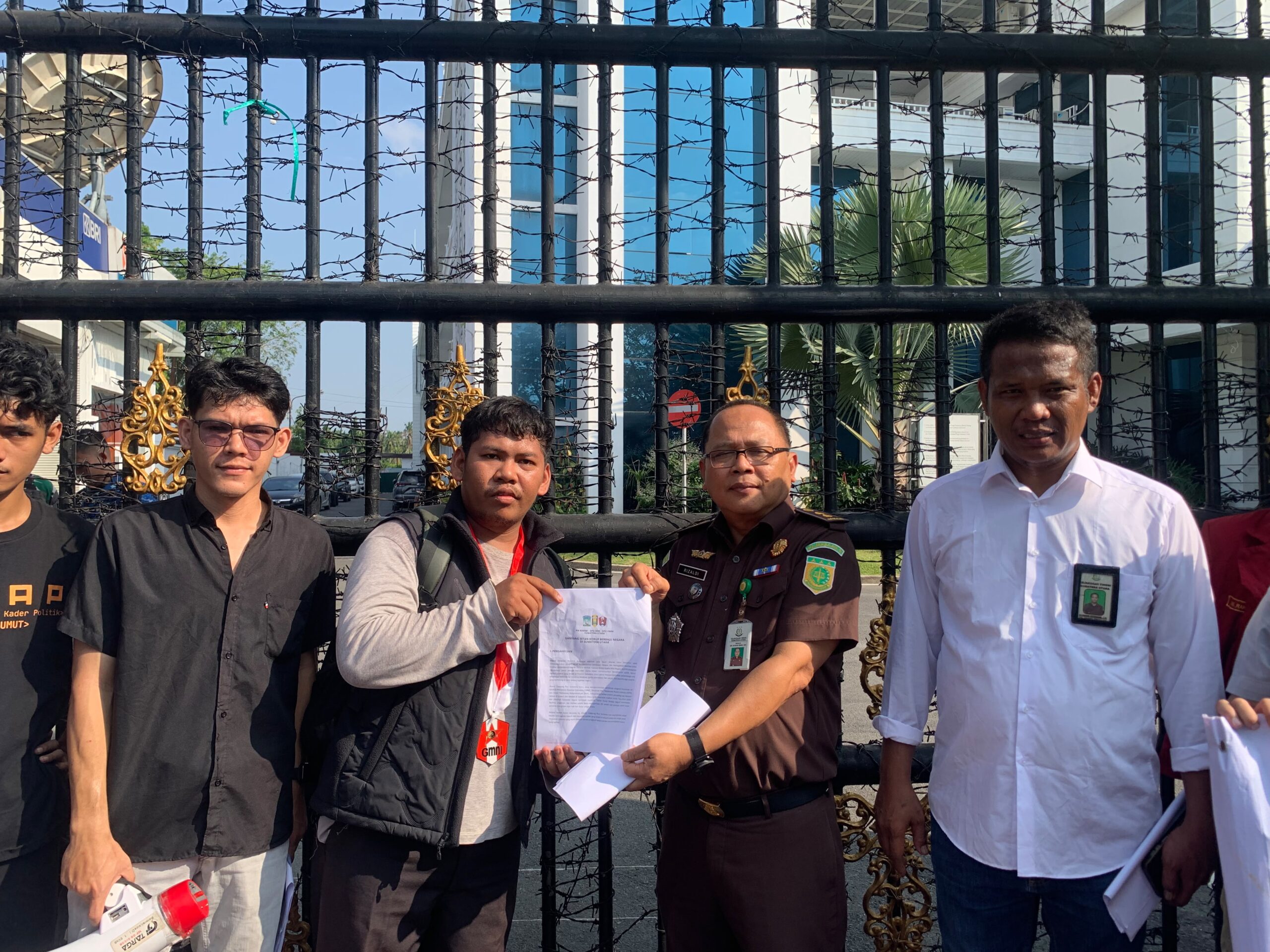 MEDAN, BALINEWS.ID – Aliansi Gerakan Mahasiswa Sumatera Utara yang terdiri dari Cipayung Plus, yakni PW KAMMI Sumut, DPD IMM Sumut, dan DPD GMNI Sumut, menggel…