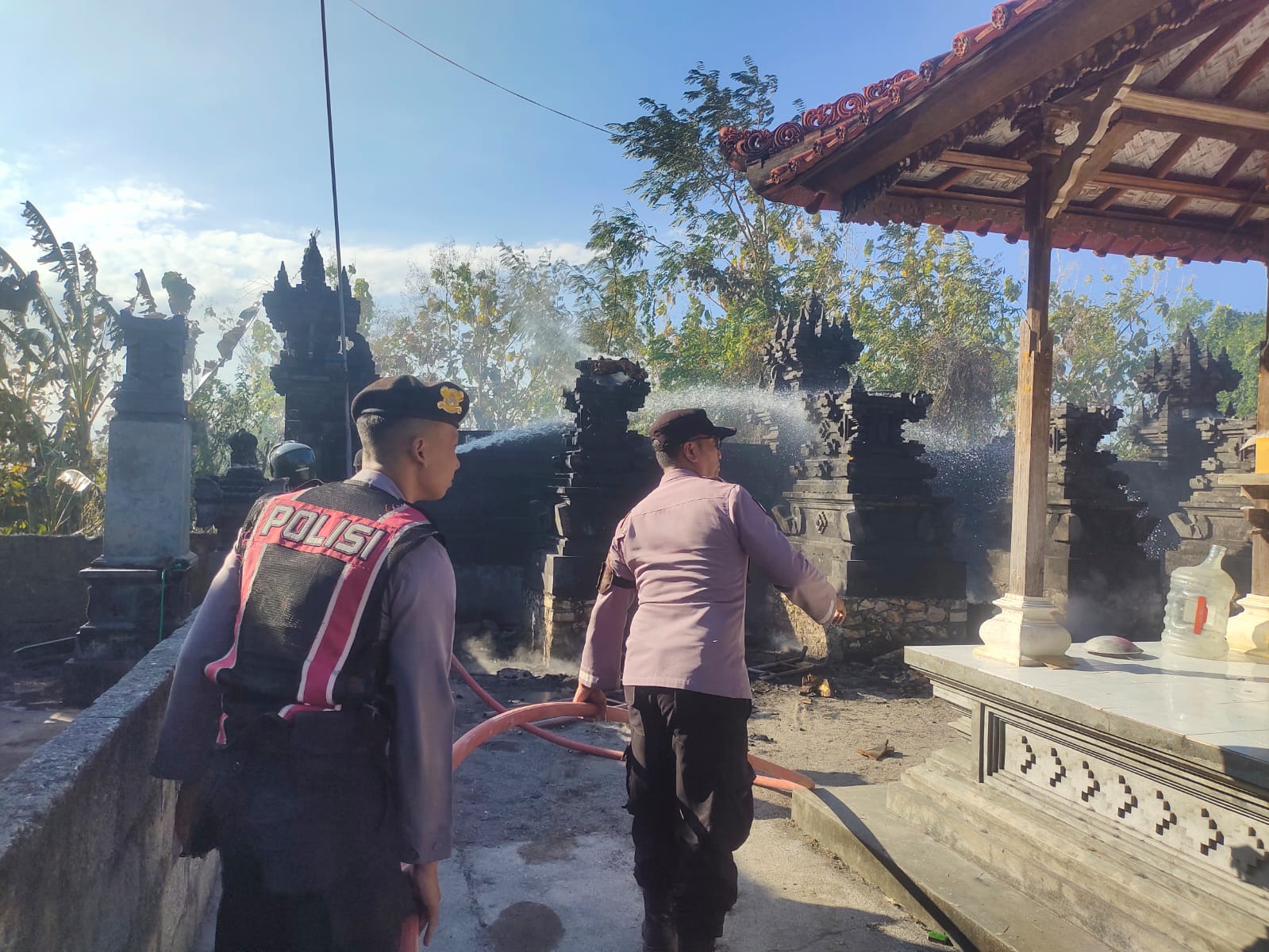 NUSA PENIDA, BALINEWS.ID – Kebakaran melanda Pura Puseh Desa Adat Nyuh Kukuh, Desa Ped, Kecamatan Nusa Penida, Jumat (10/7/2026). Kobaran api yang dengan cepat…