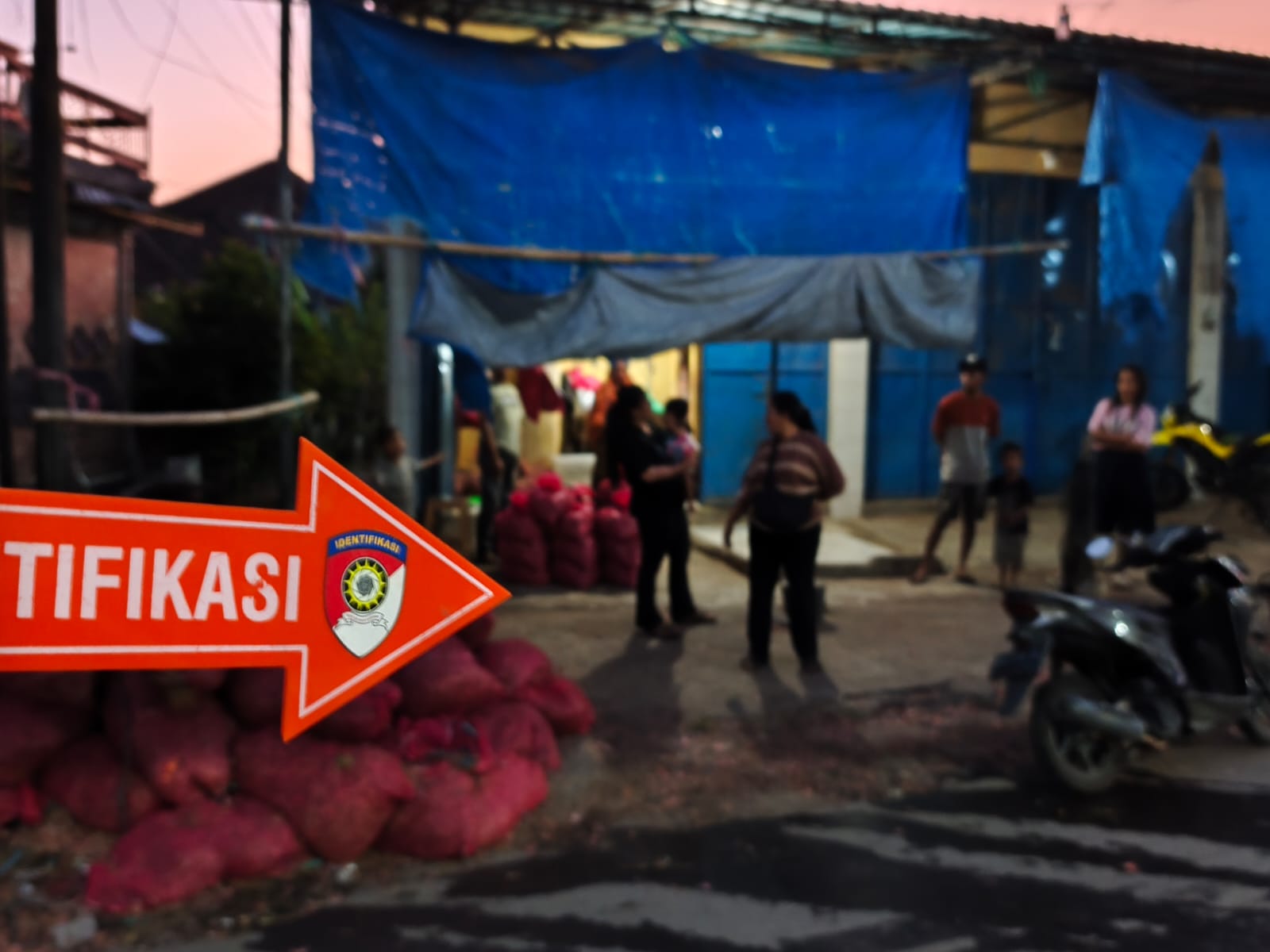 SEMARAPURA, BALINEWS.ID – Seorang buruh harian lepas, I Kadek Indrawan (37), warga Semarapura Kangin, menjadi korban dugaan pengeroyokan di Jalan Mahoni Nomor …
