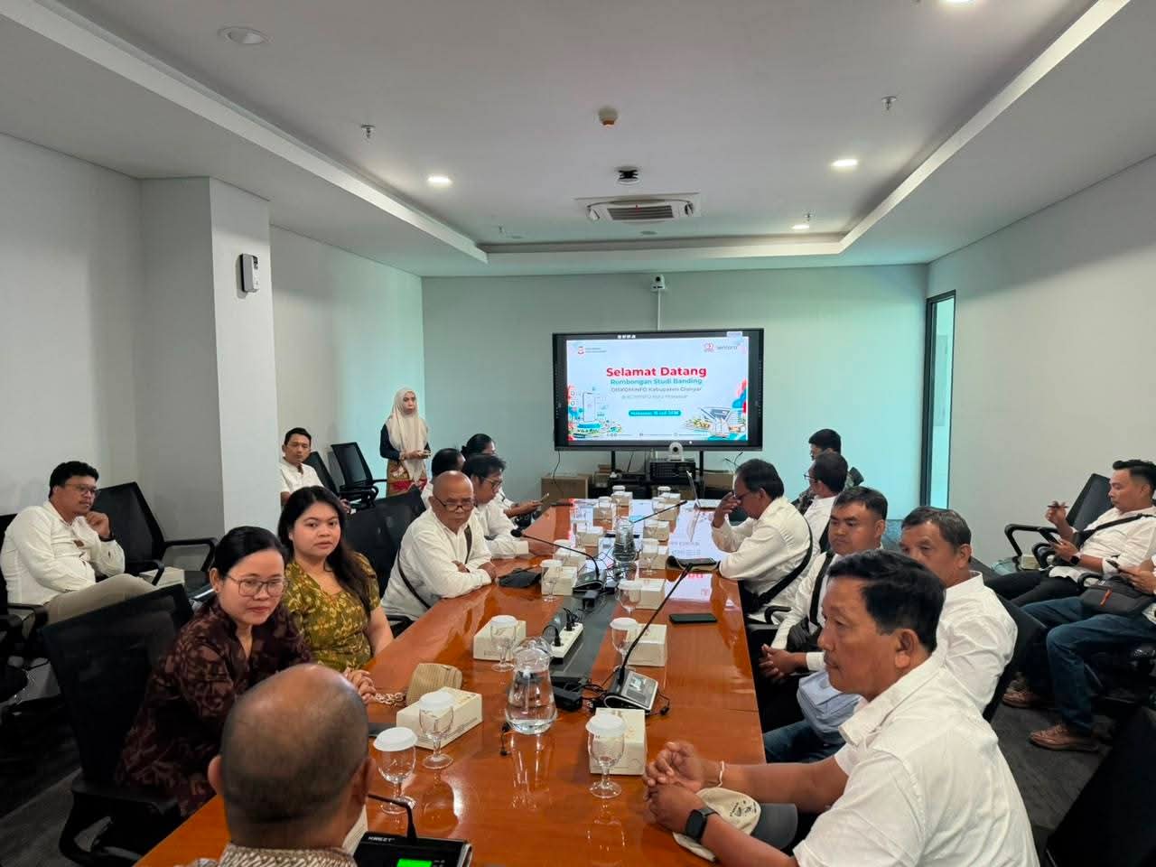 MAKASSAR, BALINEWS.ID – Dinas Komunikasi dan Informatika (Diskominfo) Kabupaten Gianyar melakukan studi tiru ke Diskominfo Kota Makassar, Kamis (16/7/2026), gu…