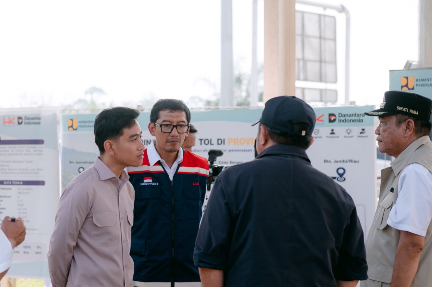 SUMATRA, BALINEWS.ID – Wakil Presiden Republik Indonesia Gibran Rakabuming Raka meninjau progres pembangunan Jalan Tol Palembang–Betung dan Jalan Tol Betung–Te…
