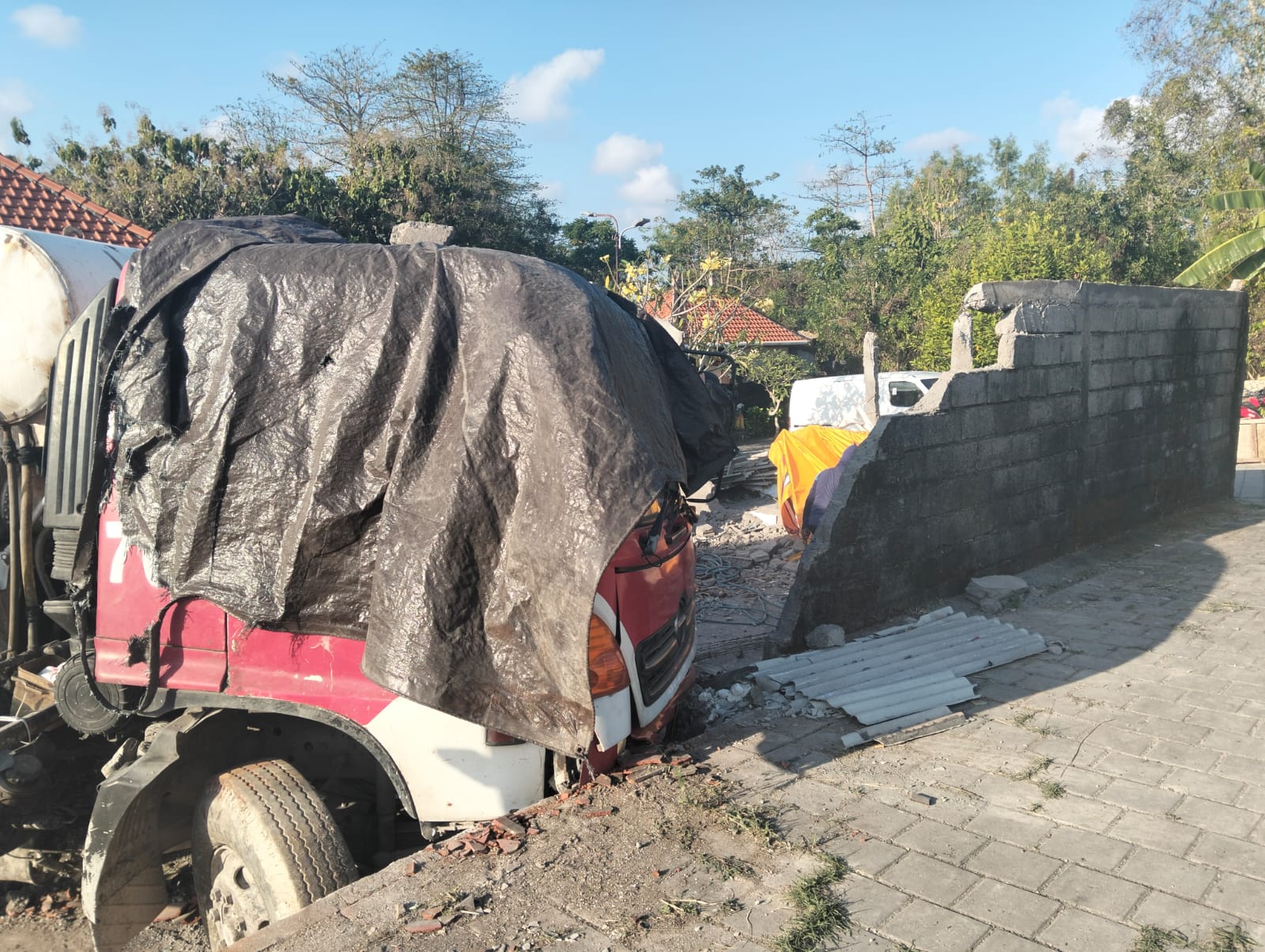 BADUNG, BALINEWS.ID - Sebuah truk cor molen mengalami kecelakaan tunggal di Jalan Pedati, Labuhan Sait, Desa Pecatu, Kecamatan Kuta Selatan, Kabupaten Badung, …